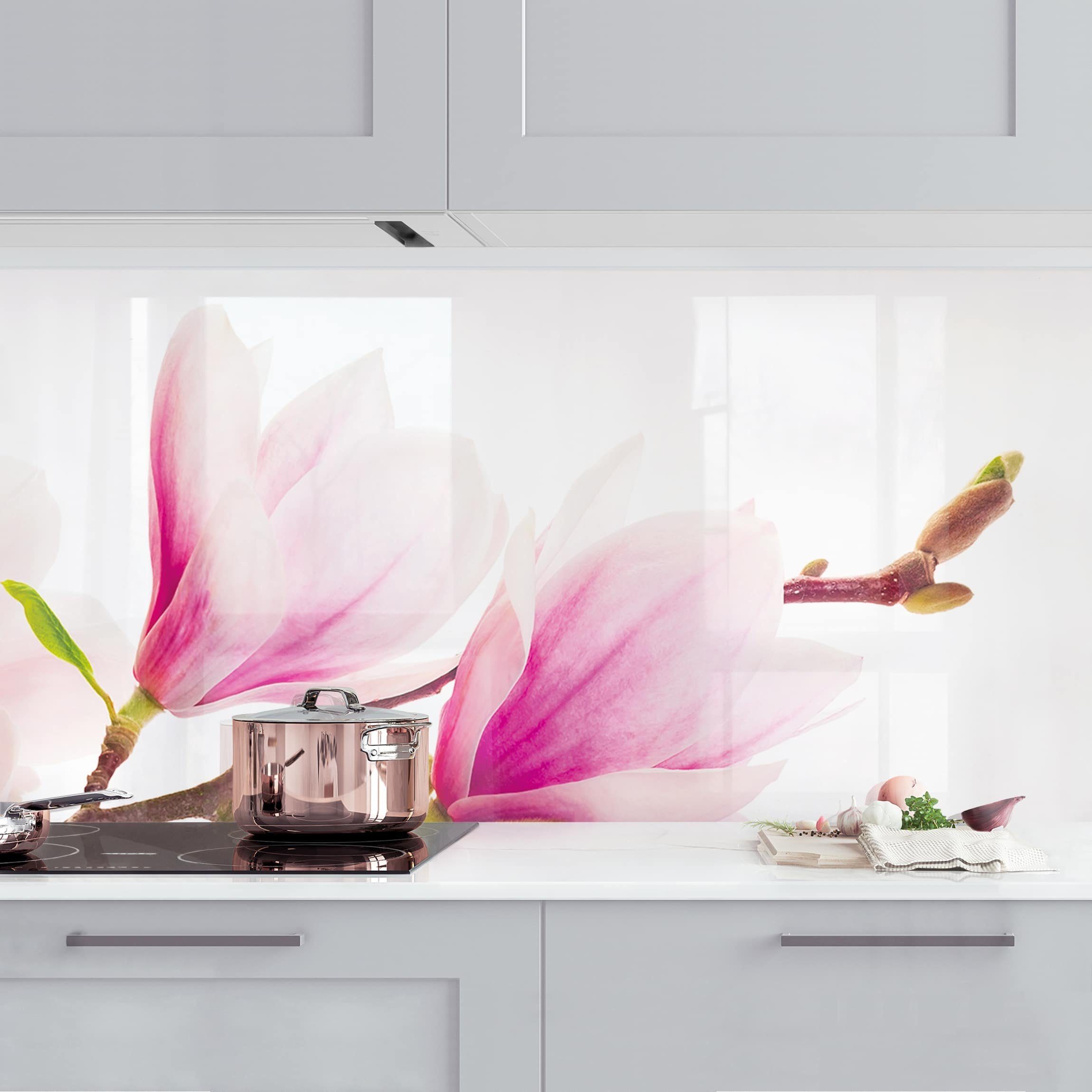 Bilderdepot24 Küchenrückwand rosa dekor Blumen Wandpaneel Küche Zarter Magnolienzweig, (1-tlg., Nischenrückwand - für Fliesenspiegel ohne Bohren - matt), Spritzschutz Rückwand Küche Herd - Folie selbstklebend versch. Größen