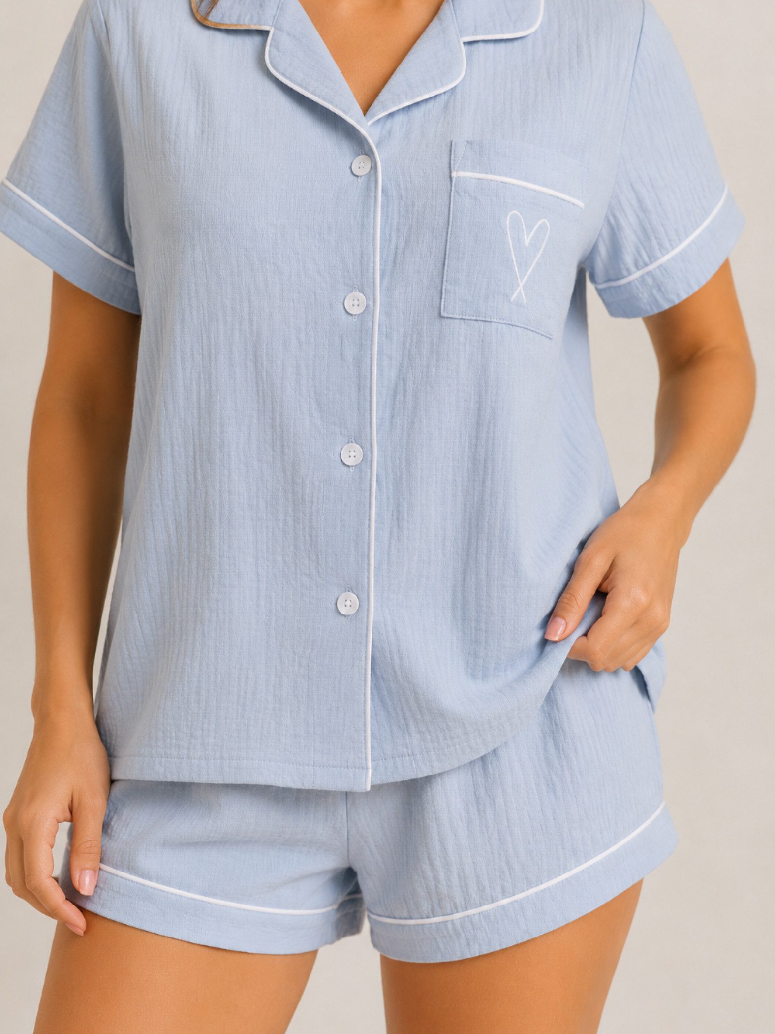 Elegant Love Shorty Damen Schlafanzug Set – leichte Sommer Nachtwäsche mit Herz-Stickerei (Set, 2 tlg., kurzarm Oberteil mit Knopfleiste & Shorts) Pyjama Set – luftige Homewear & Loungewear für ruhige warme Nächte
