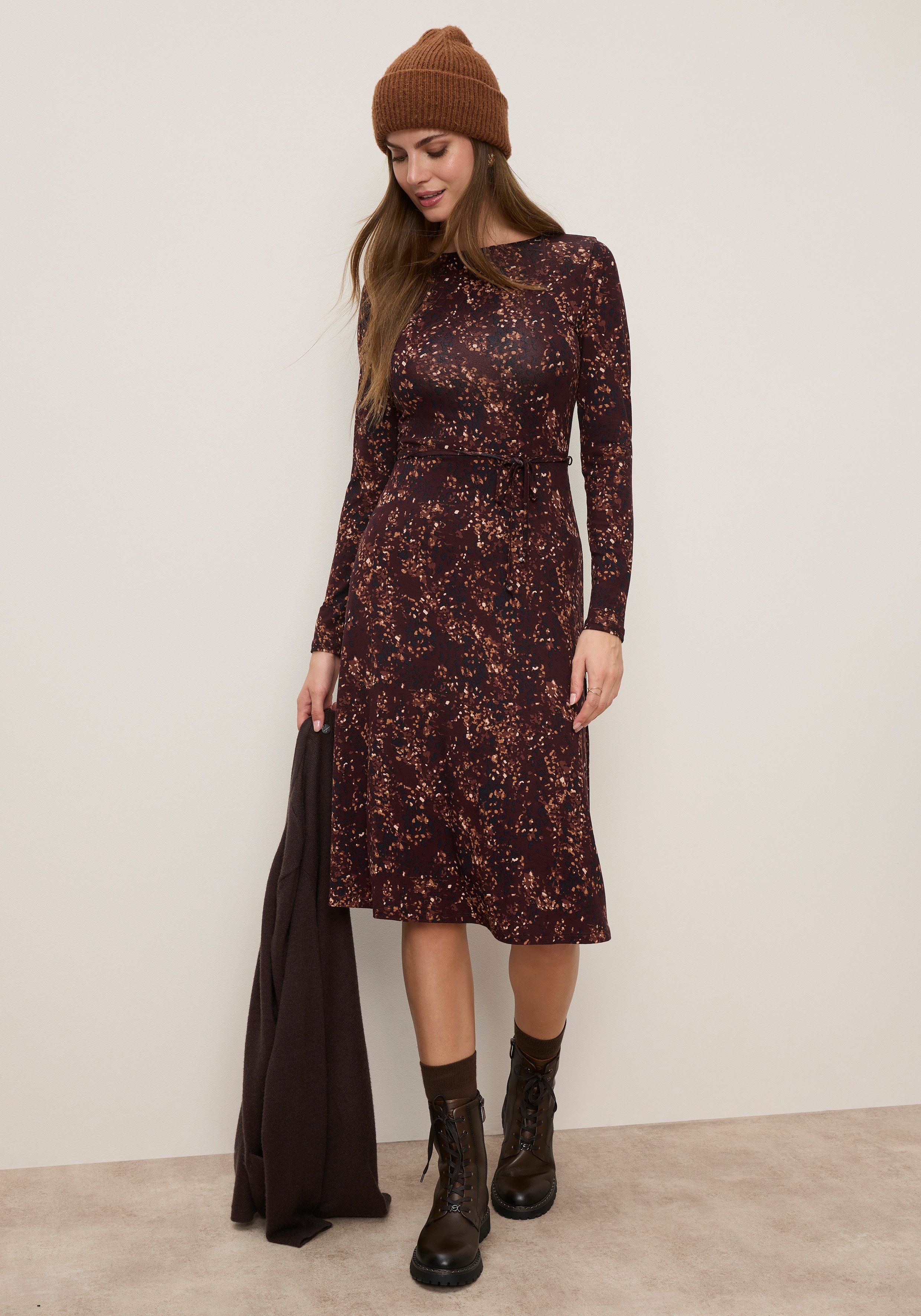 Tamaris Midikleid mit taillierter Passform, kniebedeckende Länge, aus Jersey mit femininem Muster