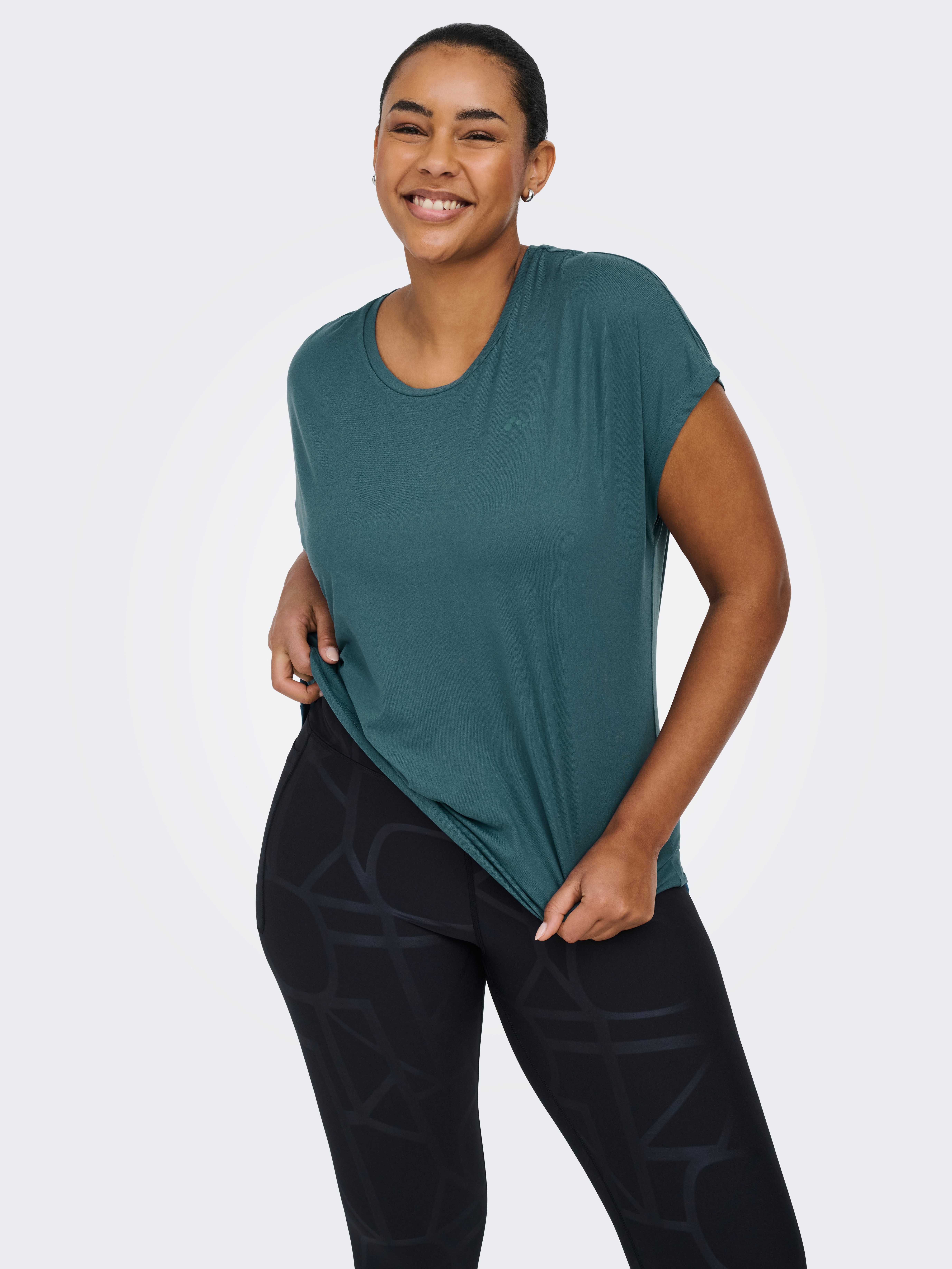 ONLY Play Funktionsshirt ONPAUBREE SS LOOSE TRAIN TEE CURVY NOOS Relaxed Fit, aus Polyester und Elasthan, unifarbenes Jersey