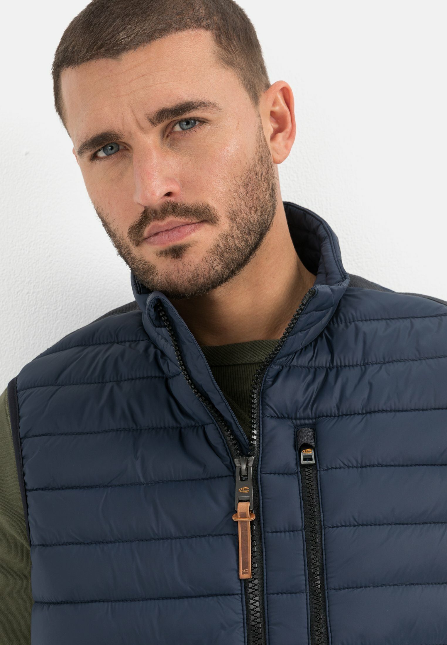 camel active Steppweste mit horizontaler Steppung aus recyceltem Polyester mit Stehkragen