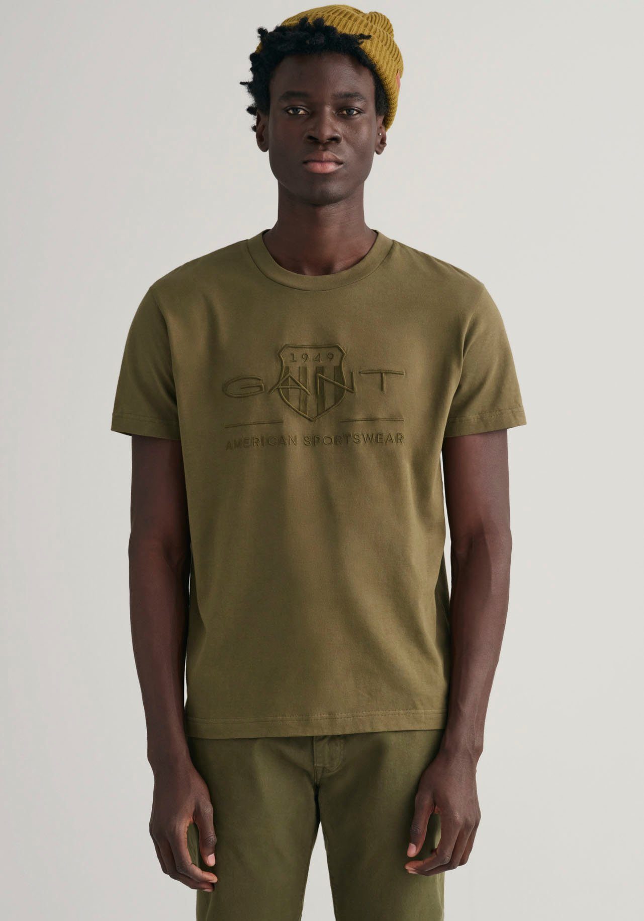 Gant T-Shirt mit PRIDE juniper Brust der auf green GANT PIQUE D.1 Logostickerei