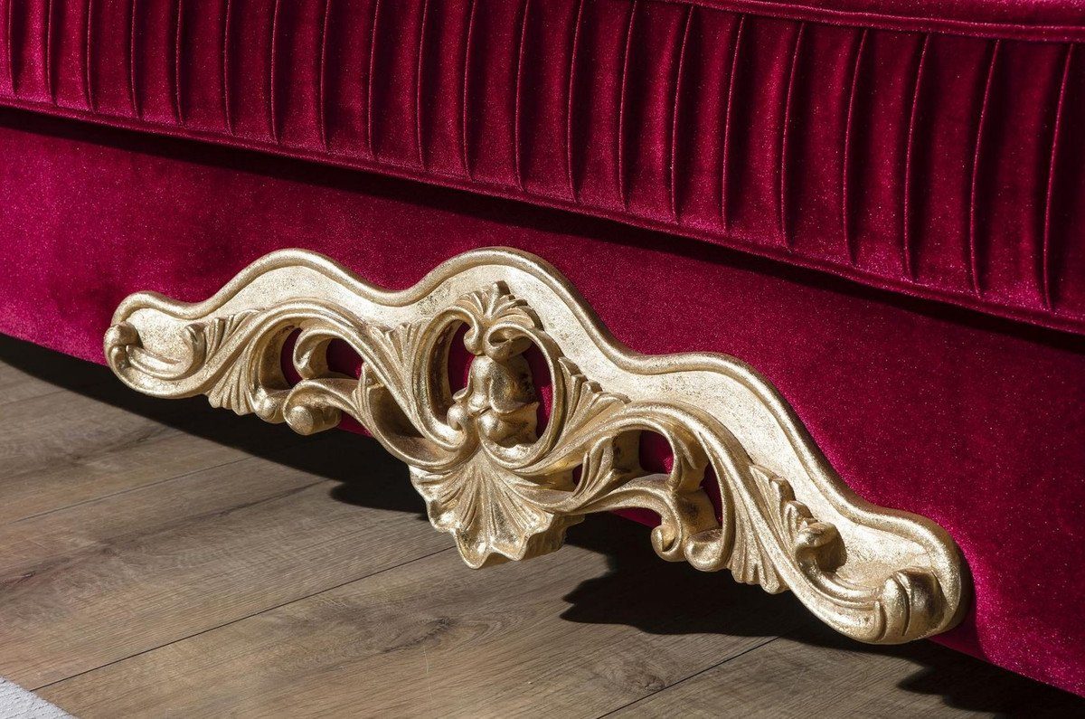 Casa Padrino Sofa Luxus Barock - Wohnzimmer - Gold 244 Kissen x 95 H. Sofa cm mit dekorativen 123 Barock / Bordeauxrot x Prunkvolles Wohnzimmer Möbel Sofa