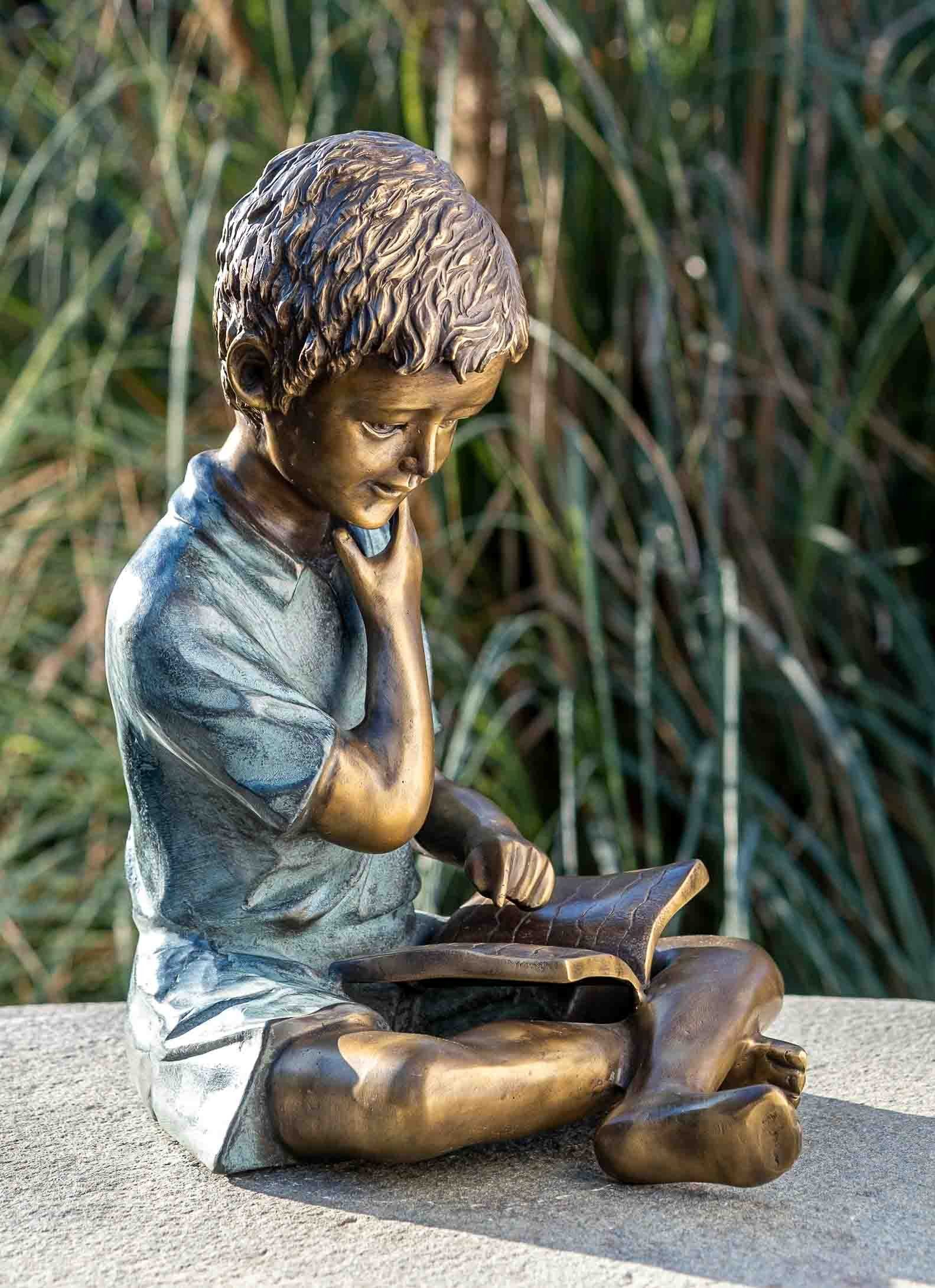 IDYL Gartenfigur IDYL Bronze-Skulptur Lesender Hand werden Bronze patiniert. Die gegossen gegen robust von – Langlebig witterungsbeständig Junge, in – und – und Modelle Regen in UV-Strahlung. Bronze Wachsausschmelzverfahren sehr Frost
