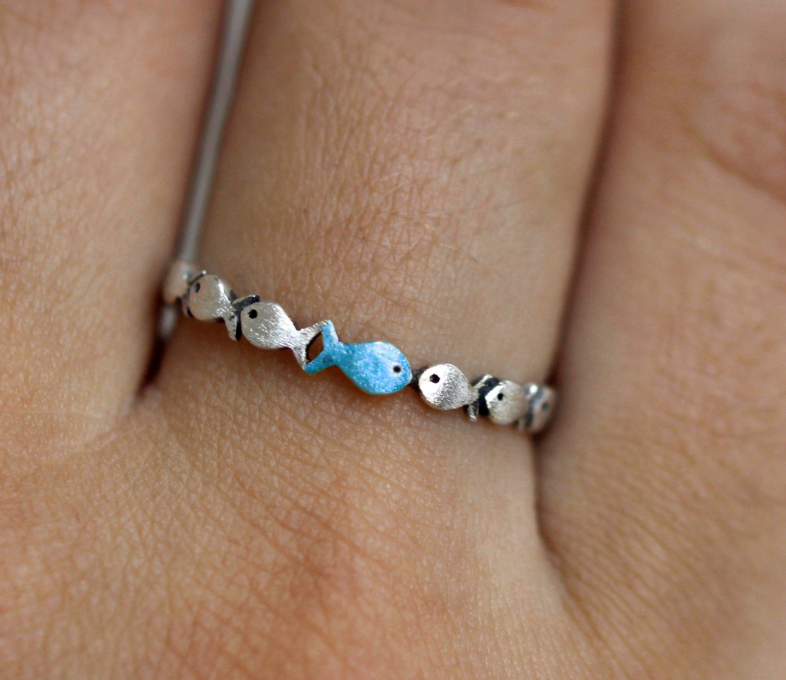 Villa Sorgenfrei Schmuckmanufaktur Silberring Gegen den Strom. Zarter schmaler Sterling Silber Ring mit blauem Fisch (1-tlg)