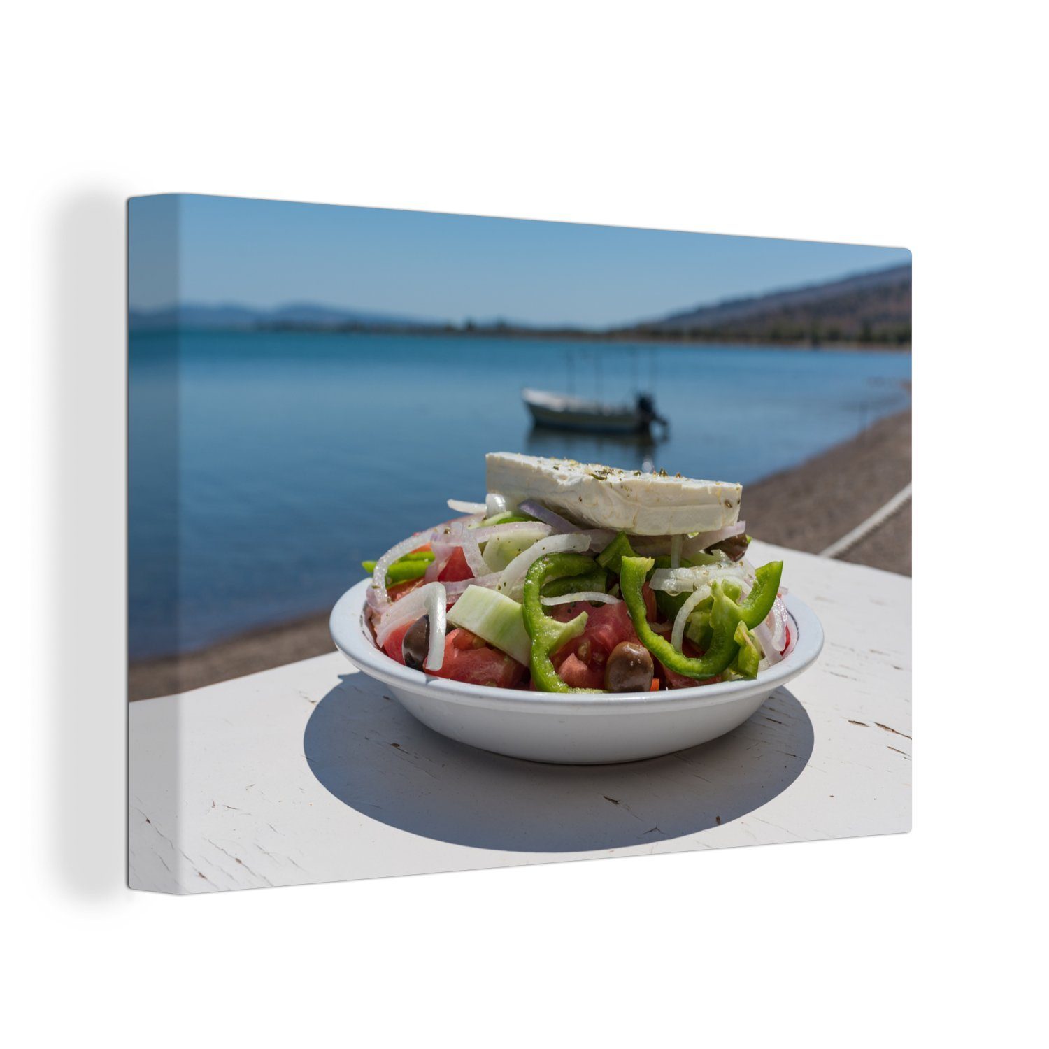 OneMillionCanvasses® Leinwandbild Griechischer Salat Horiatiki am Strand, (1 St), Wandbild Leinwandbilder, Aufhängefertig, Wanddeko, 30x20 cm