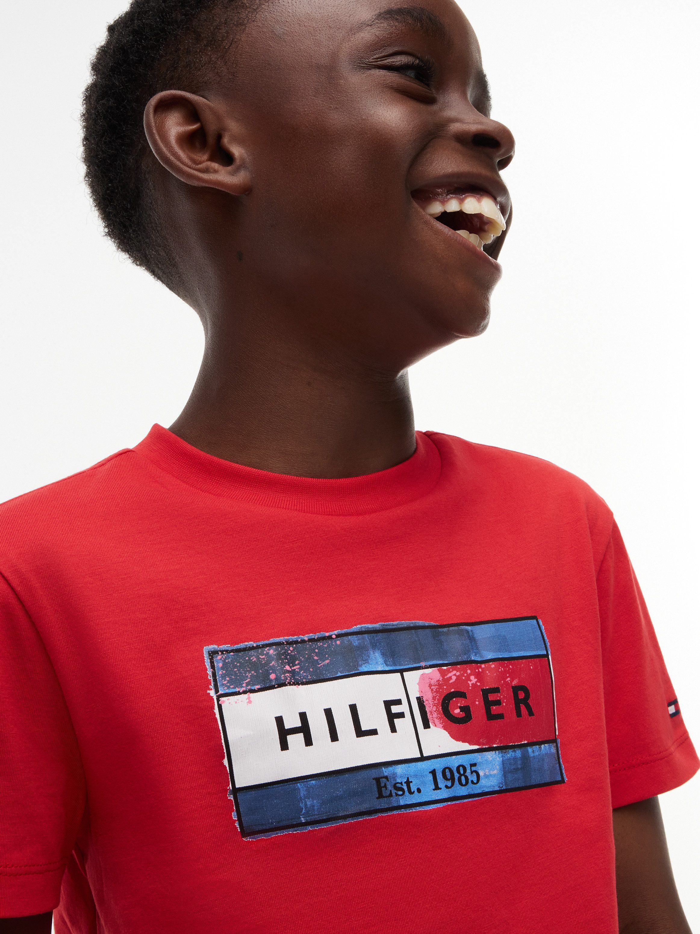 Tommy Hilfiger T-Shirt HILFIGER FLAG GRAPHIC TEE Rundhalsausschnitt, Regular Fit, Kinder bis 16 Jahre – Bild 2 von 5