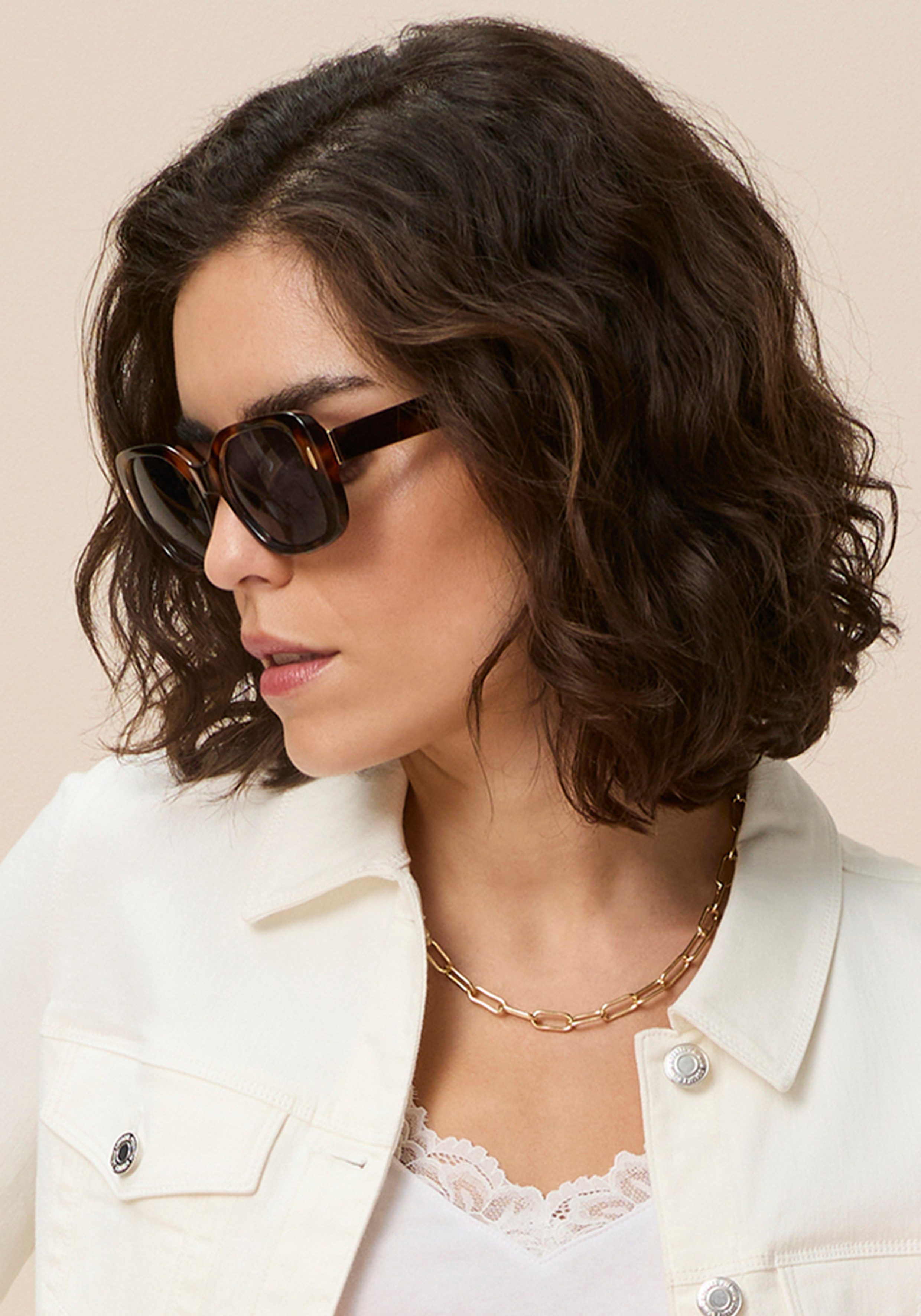 Laura Scott Sonnenbrille mit goldfarbenen Metalldetail am Bügelansatz braun gemusterter Vollrandrahmen, graue Gläser mit hohem Blendschutz