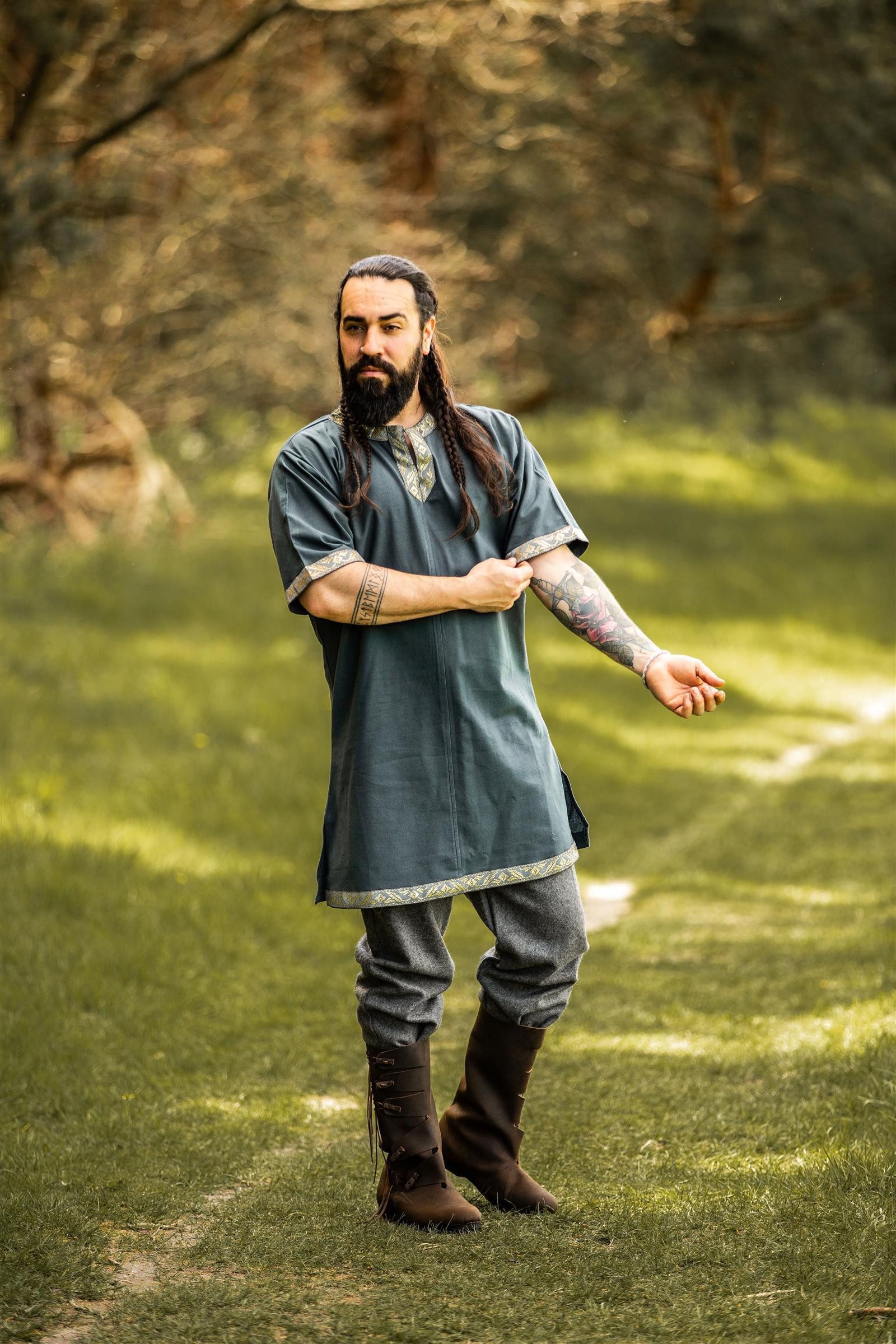 Leonardo Carbone Wikinger-Kostüm Tunika kurzarm "Njal" mit Bordüre, hochwertige Baumwolle, seitliche Schlitze