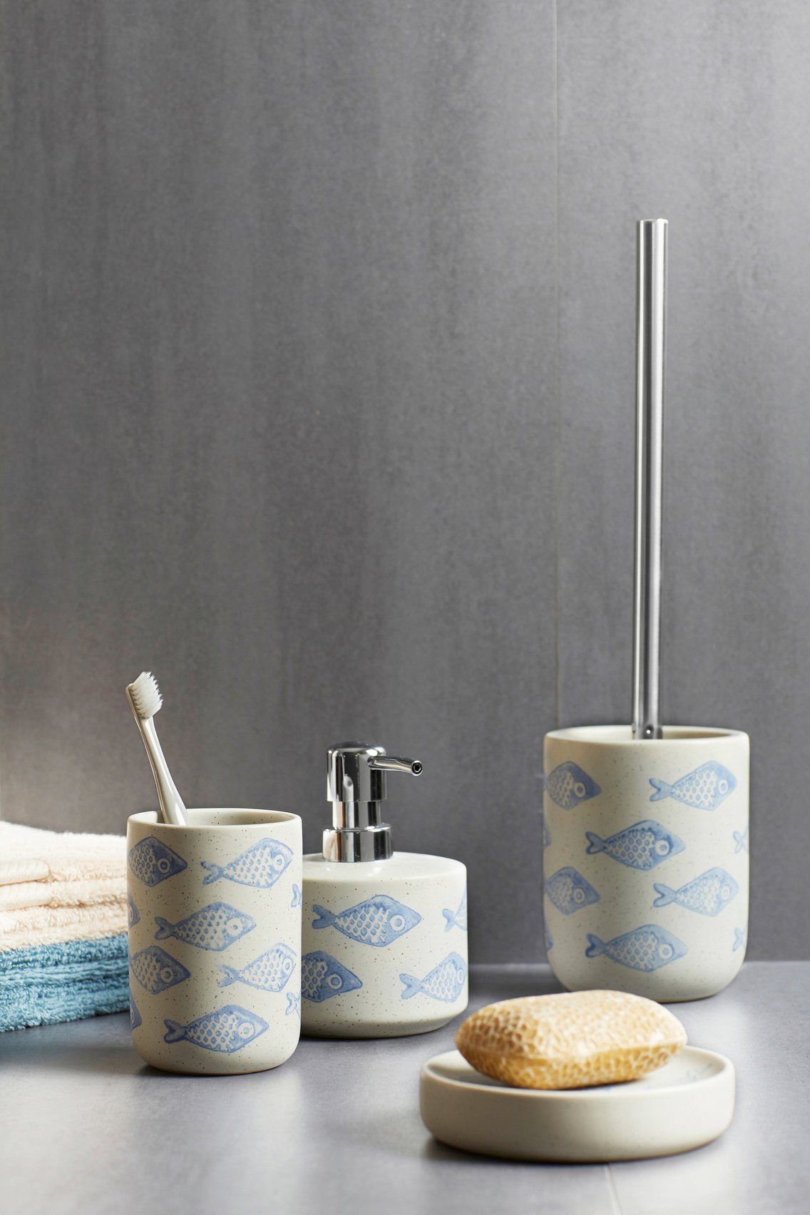 WENKO WC-Garnitur Aquamarin, (1-tlg), aus Keramik, Geschlossene WC-Bürstenhalter  mit hygienisch reinigender WC-Bürste