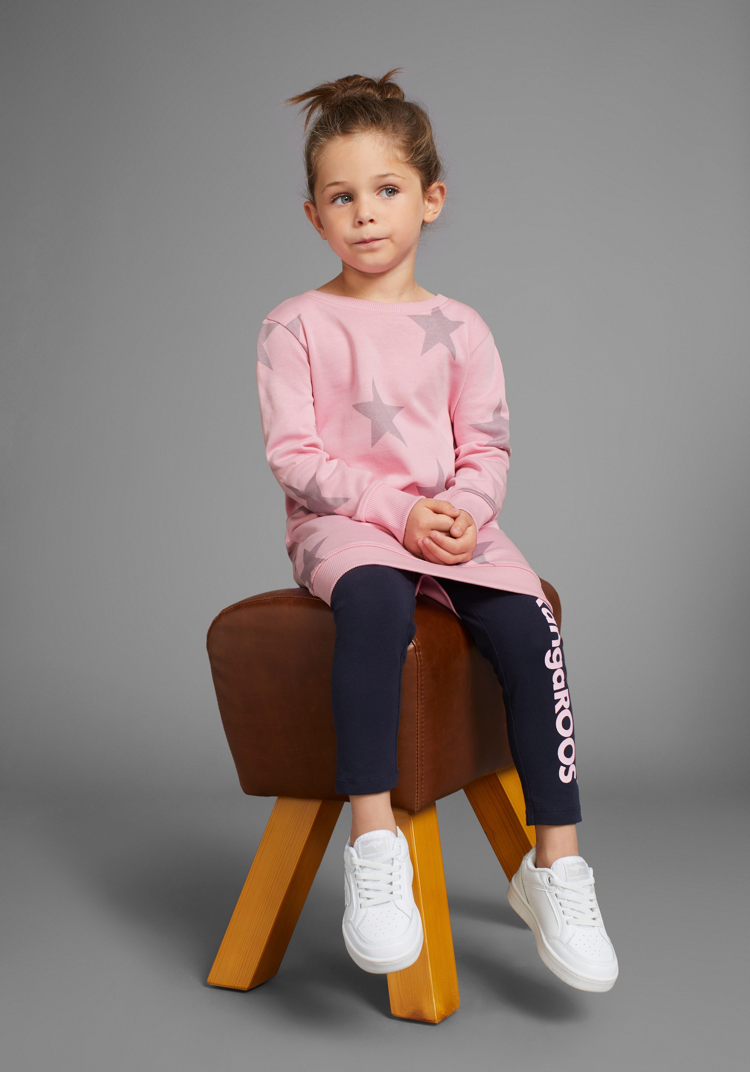 KIDSWORLD Sweatkleid Sterne-Allover Kleid für kleine Mädchen Sweatkleid mit Glitzerdruck