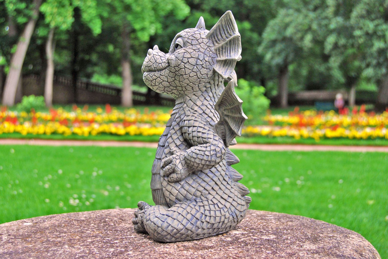 MystiCalls Gartenfigur Gartendrache - Modell Mittelfinger günstig online kaufen