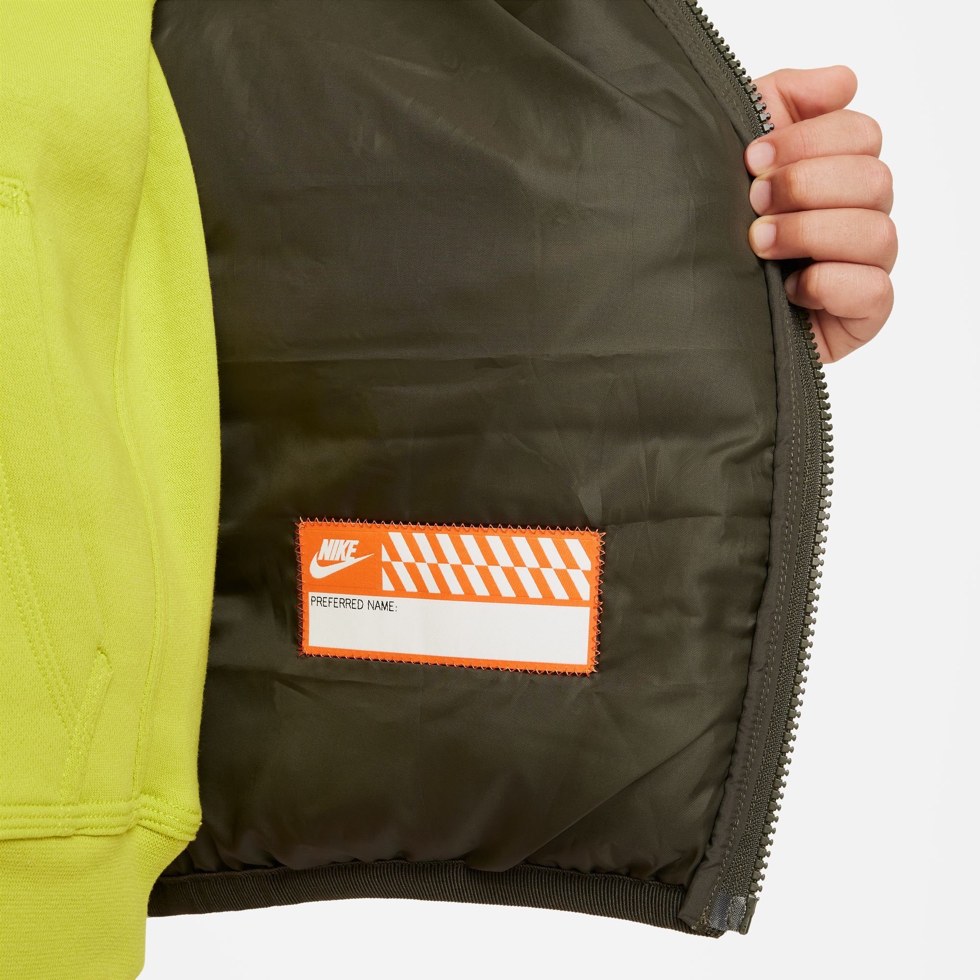 Nike Sportswear Outdoorjacke K NSW LOW SYNFL HD JKT - für Kinder, In den  Seitentaschen kannst du Snacks und Schätze