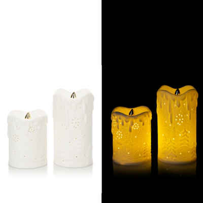 Online-Fuchs LED Dekoobjekt als 2er Set dekorative Kerzen aus Keramik mit LED Beleuchtung, LED fest integriert, Lichtfarbe: warmweiß, inkl. 6-Stunden-Timer, Weihnachts-Deko, Maße: 13/18 x 10 cm, mit Tannenbaum und Schnee-Deko