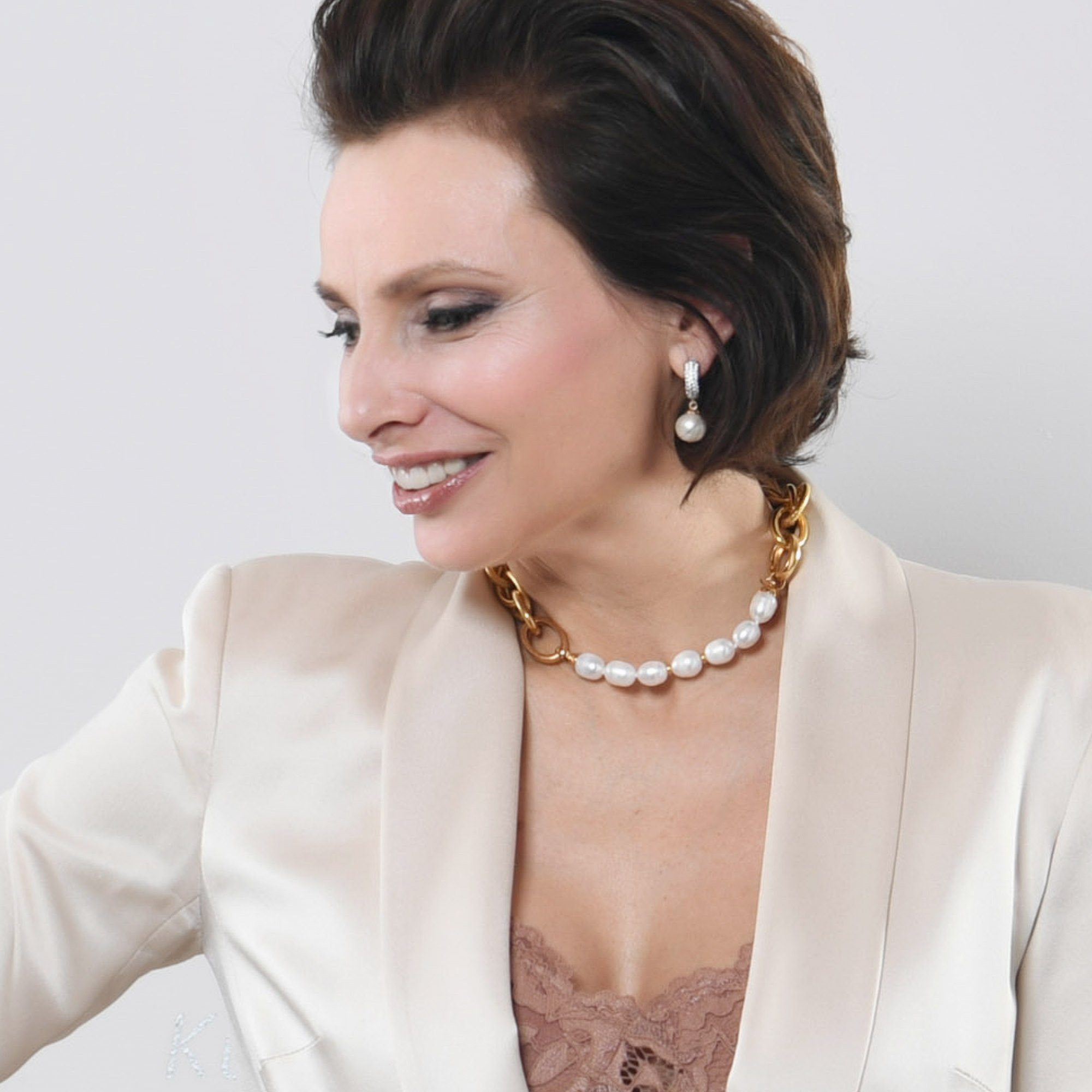 Celia von Barchewitz Perlenohrringe "Glanzleistung" Halb-Creole mit Semi-Barock-Perle und Zirkonia, perfekter Sitz