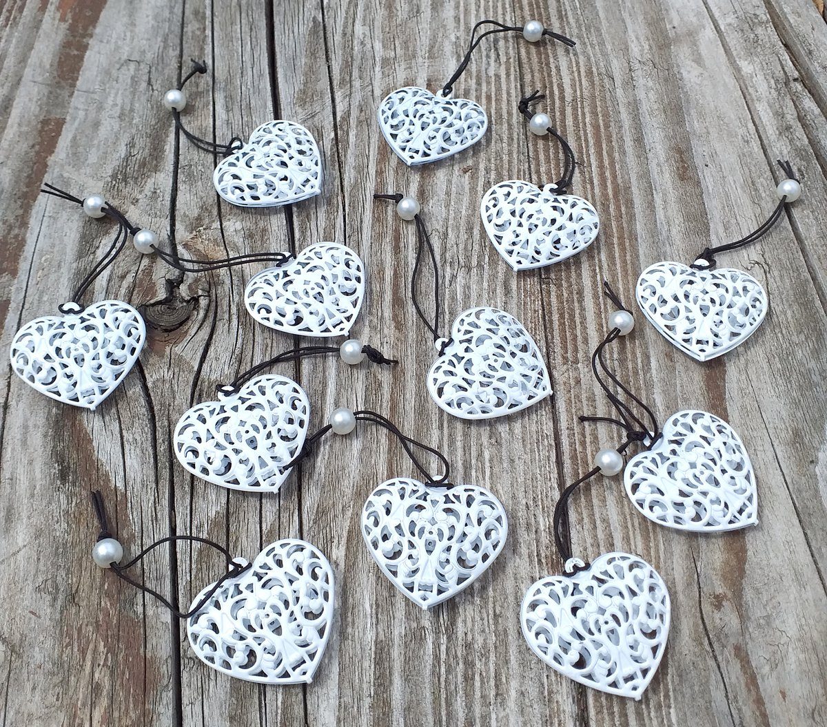 LB H&F Lilienburg Hängedekoration 12er SET Herz Herzen weiß Metall Ornament Shabby Metallanhänger (Liebe Muttertag Hochzeit Geburtstag Geschenkanhänger Metallherzen Herzhänger Herzanhänger Dekohänger Dekoherzen basteln hängen Hängedekoration Frühling Frühjahr Frühlingsdeko Ostern, Anhänger Hänger Deko Frühling Herbst Winter Weihnachten Taufe), Landhaus Hängedeko Fensterhänger Fensterdekoration ORNAMENT WEISS