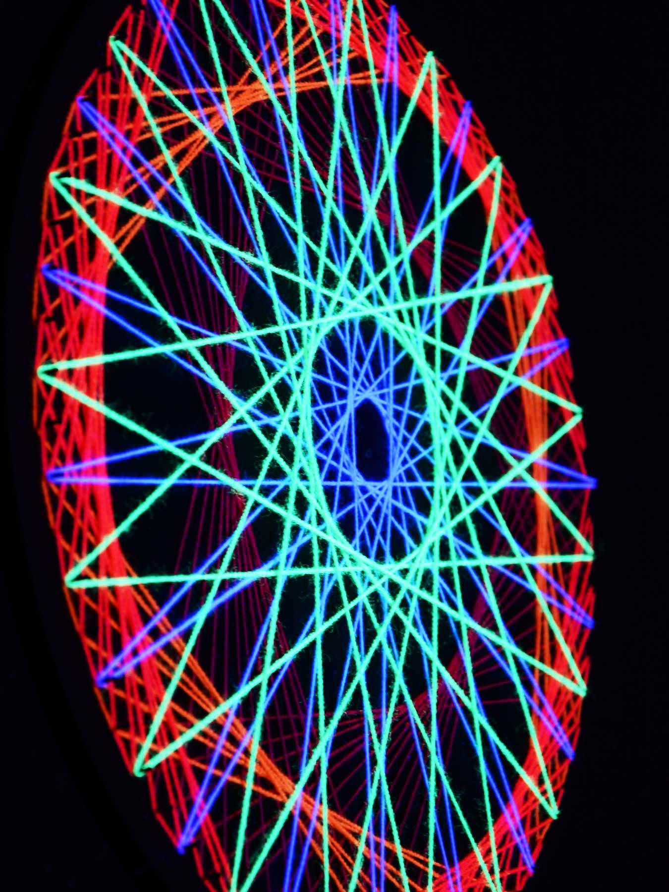 PSYWORK Dekoobjekt Schwarzlicht 2D StringArt Wheel", "Spinning leuchtet 40cm, Kreis Fadendeko Schwarzlicht unter UV-aktiv