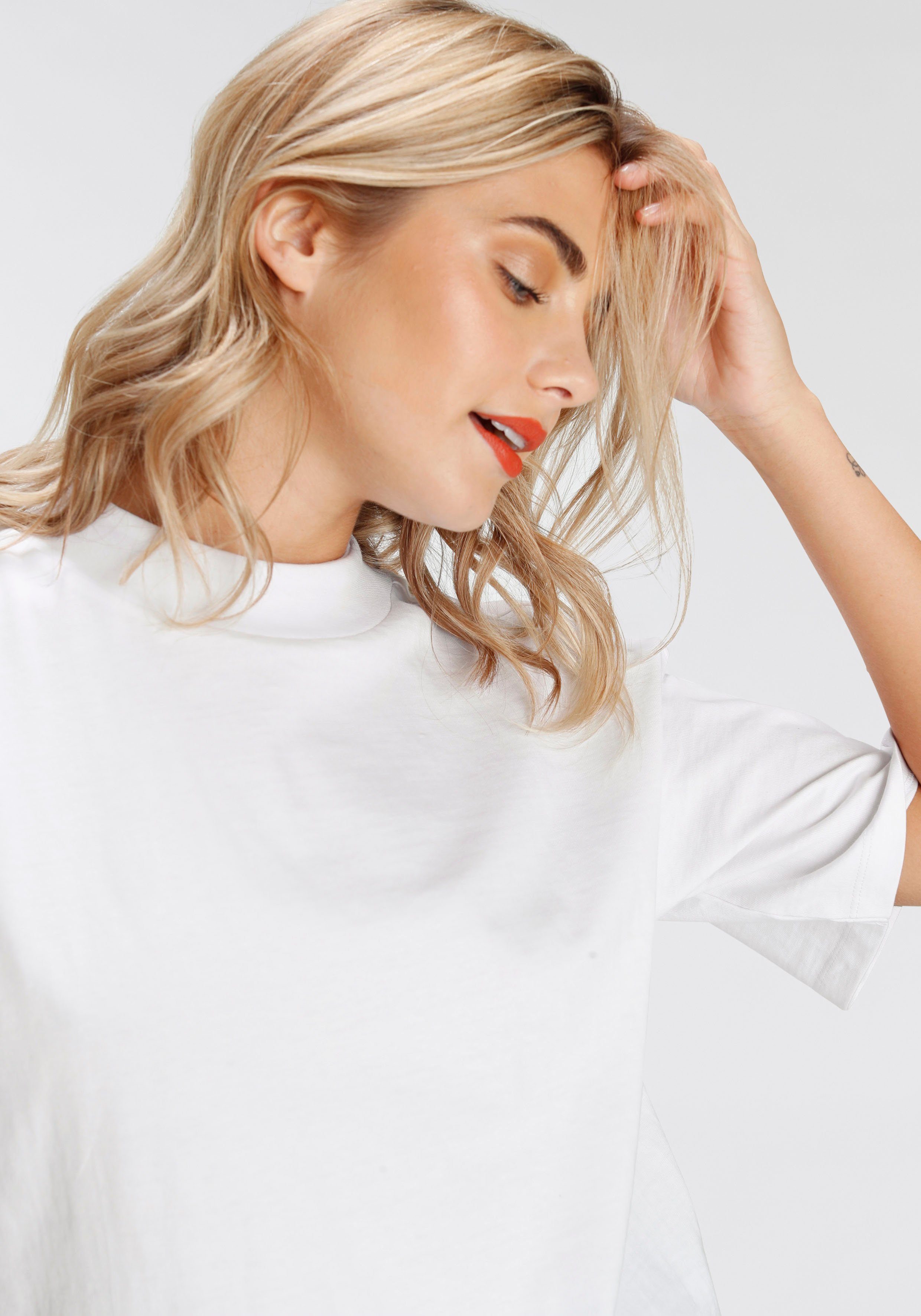 AJC Oversize-Shirt weiß mit Rippen-Rundhalsausschnitt breitem modisch