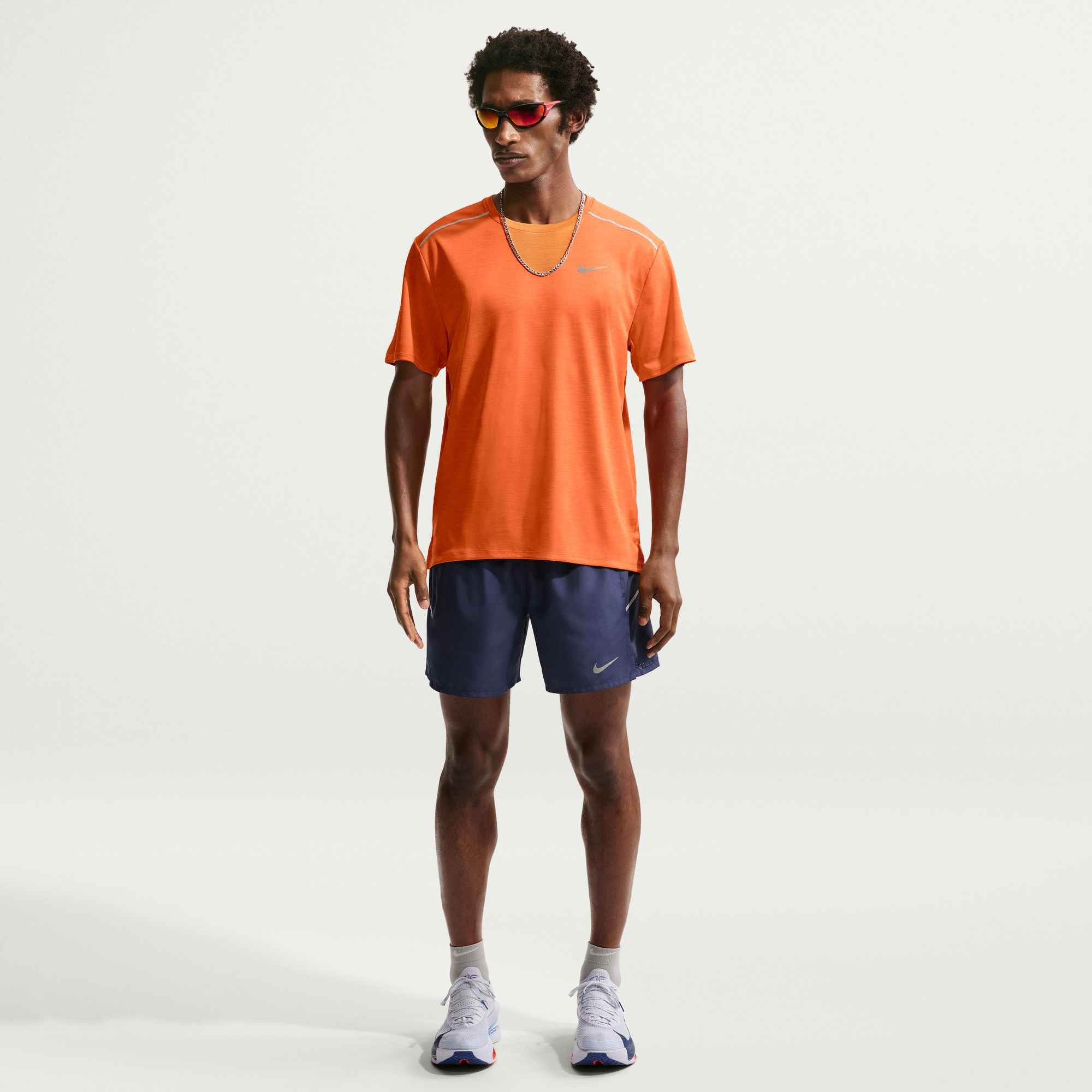 Nike Laufshirt M NK DF UV MILER SS sportlicher Schnitt, mit kurzen Ärmeln, mit reflektierenden Details