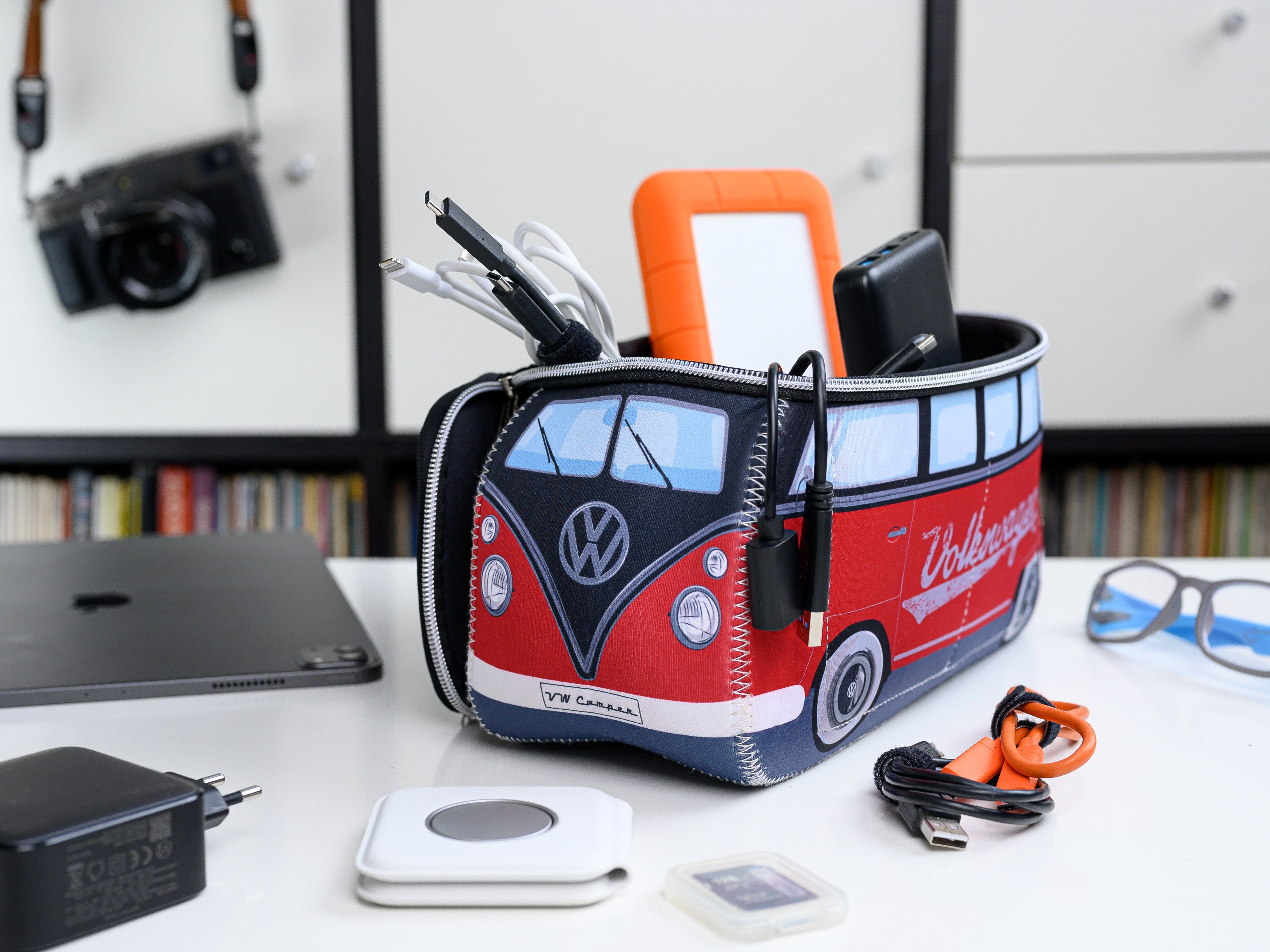 VW Collection by BRISA Kulturbeutel Volkswagen Neopren Schminktasche, Reisebeutel, Kosmetiktasche im T1 Bulli Bus Design – Bild 3 von 5