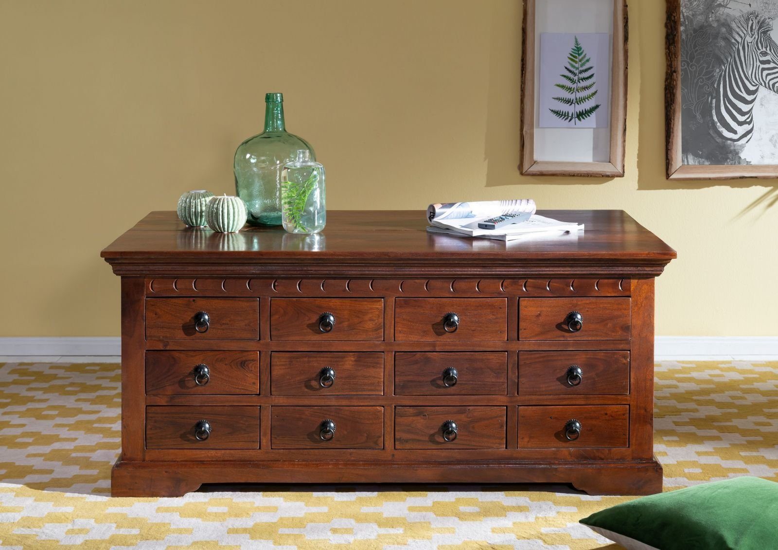 Massivmoebel24 Couchtisch OXFORD (120x70x54 Akazie, Couchtisch, massiven Akazienholz im Landhausstil), hochwertiges Edelholz;authentische Holzadern;aufwendige Schnitzereien