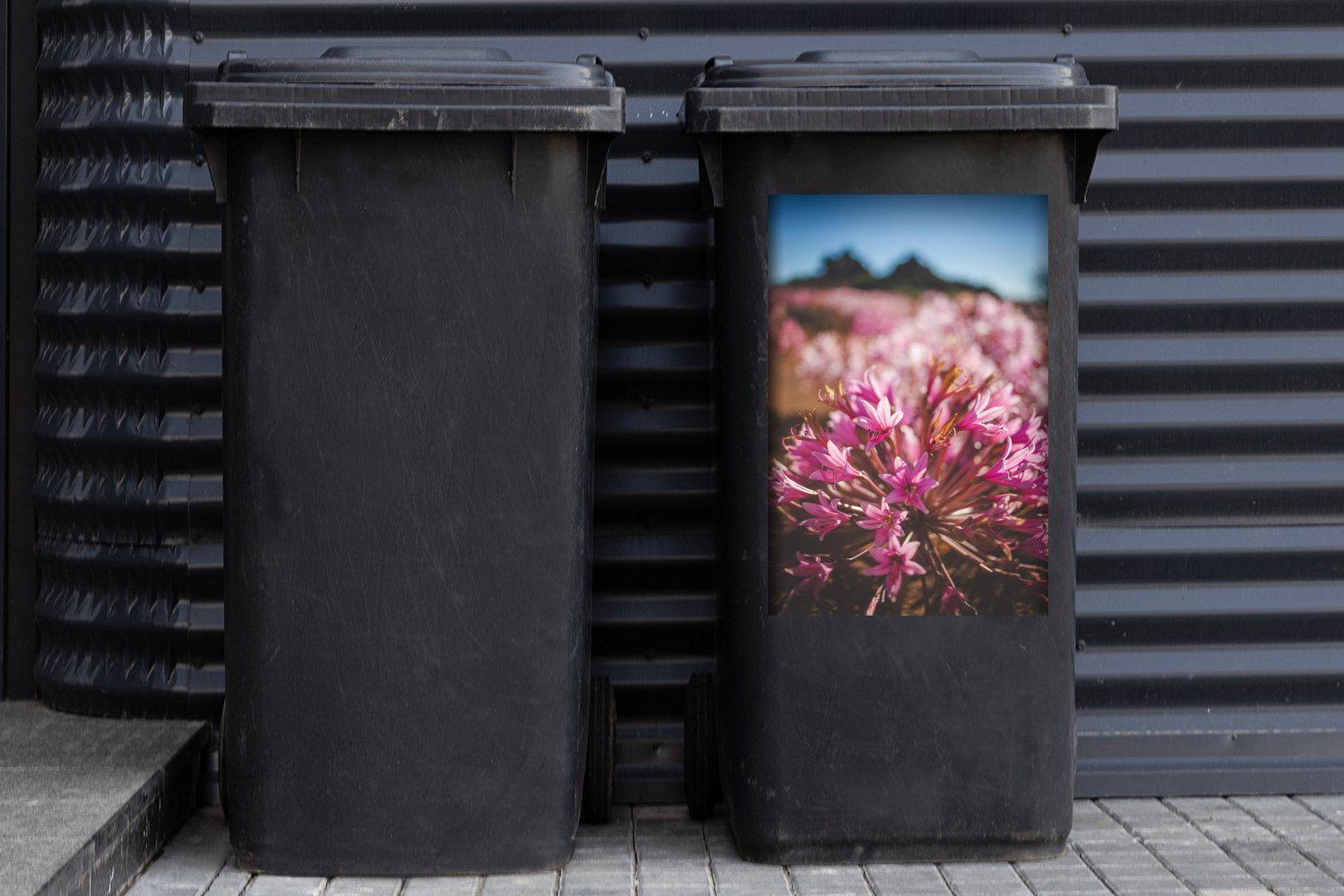 MuchoWow Mülltonne, aus der Container, Rosa (1 Mülleimer-aufkleber, Abfalbehälter Blumen St), Nähe Wandsticker Sticker,