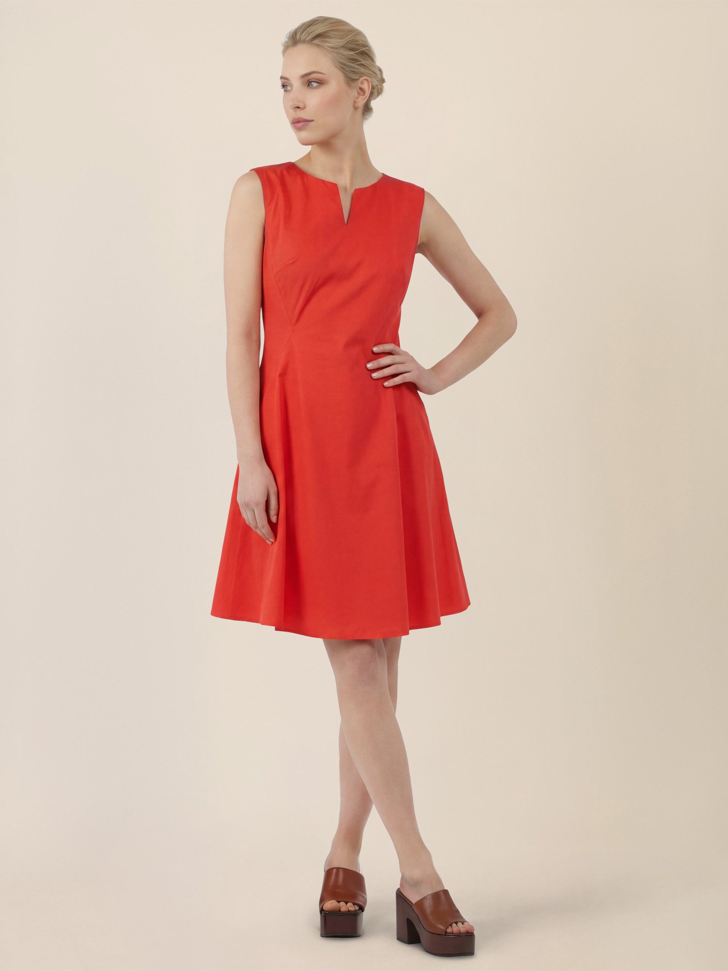 Apart Abendkleid mit modernem Ausschnitt