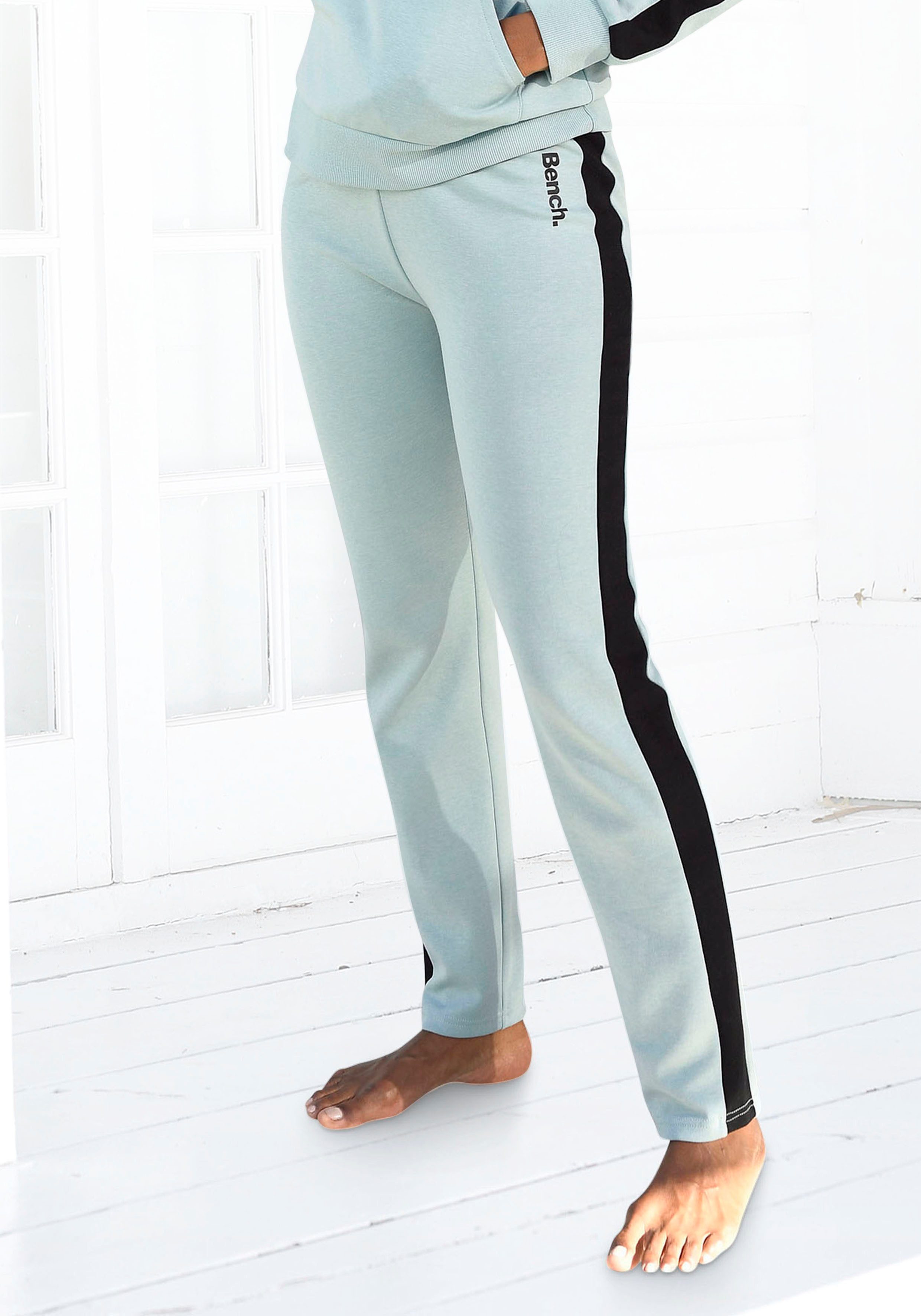 Bench. Loungewear Sweathose, mit Seitenstreifen und schmalem Bein, Loungean günstig online kaufen