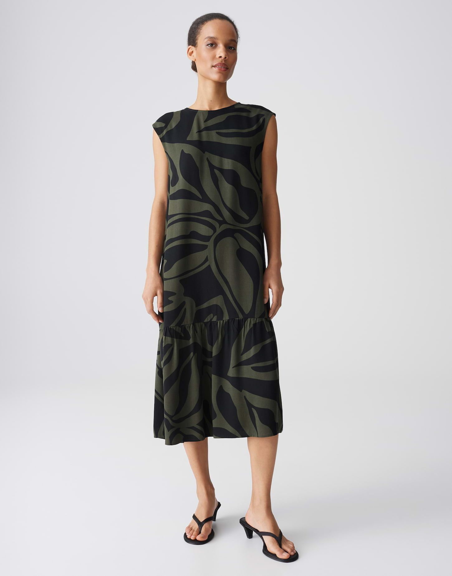 OPUS Midikleid Wicyla lush Das Volantdetail bringt Bewegung in die Silhouette