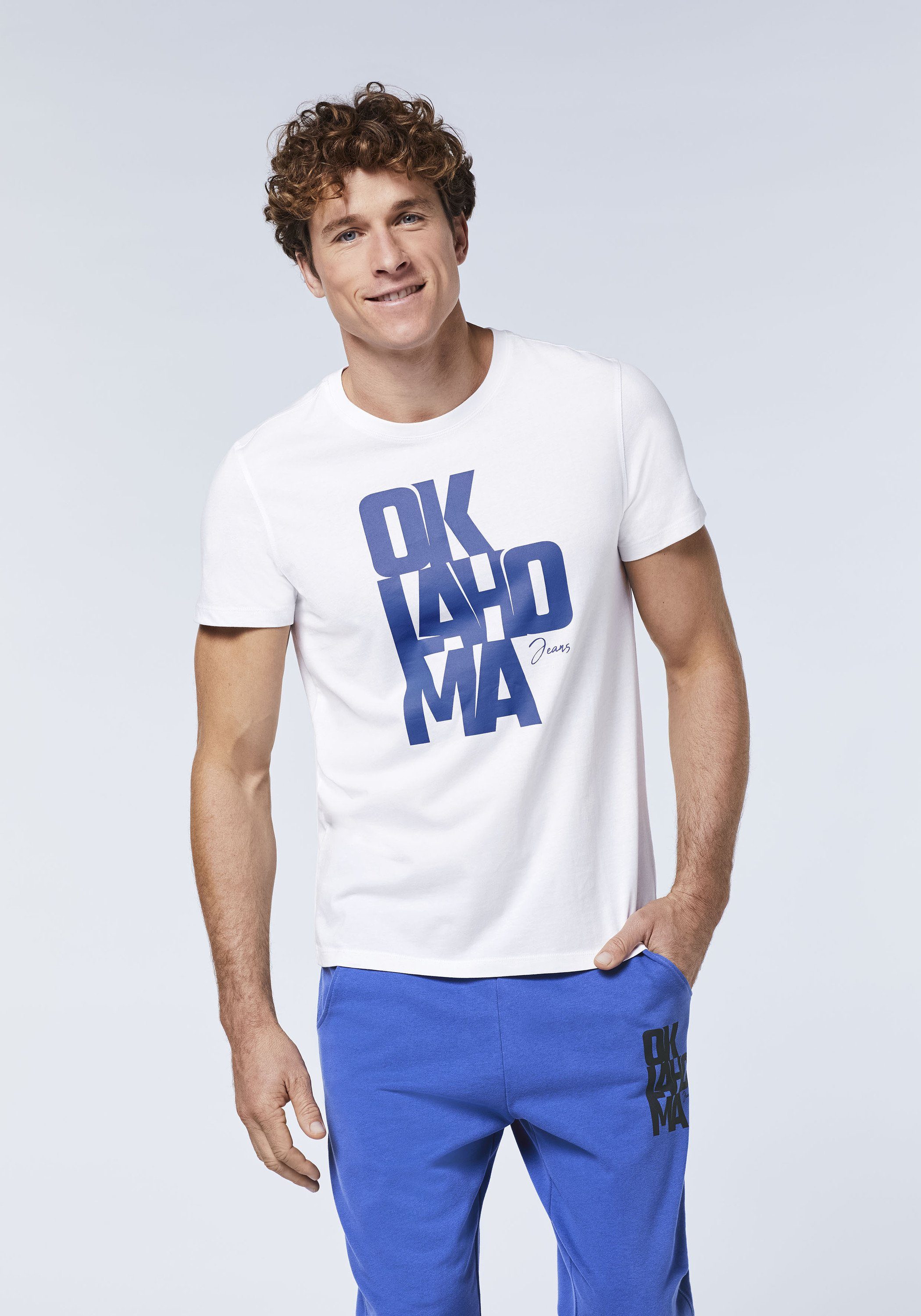 Oklahoma Label-Schriftzug Bright aus 11-0601 mit White Jersey Jeans Print-Shirt