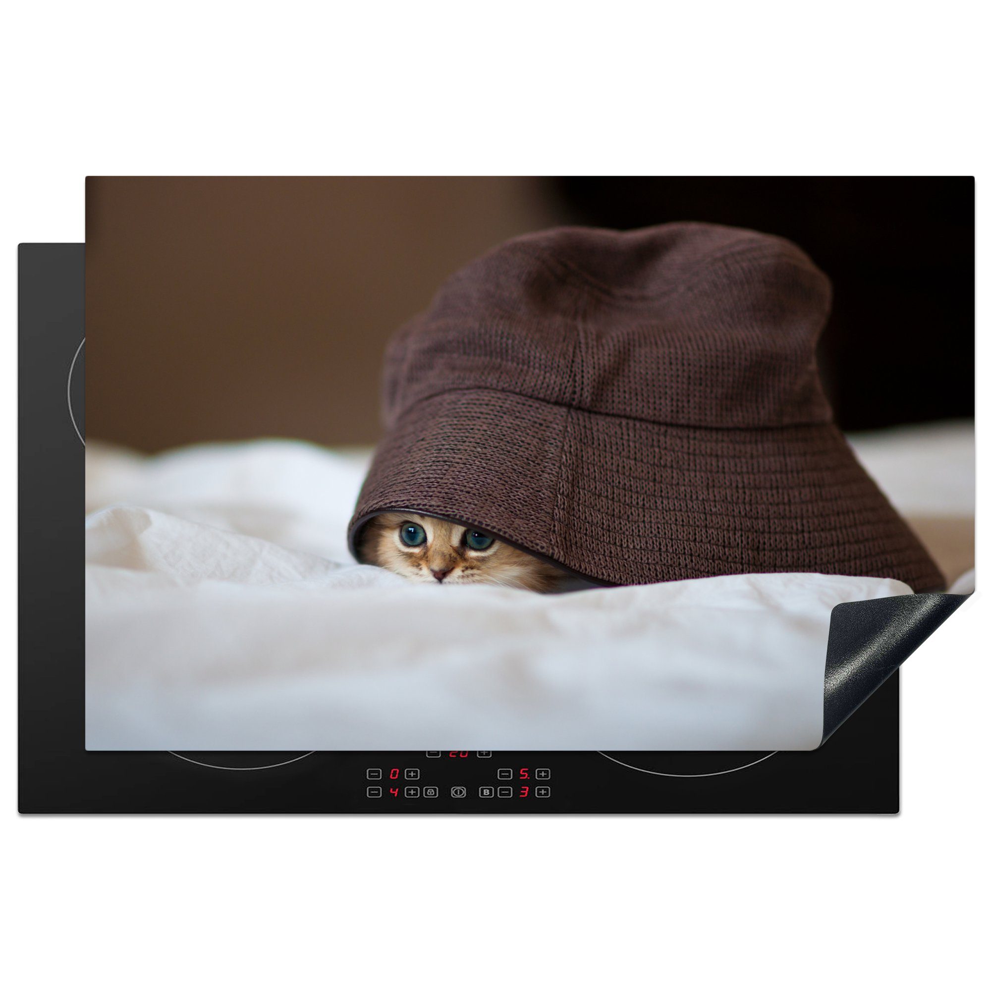 MuchoWow Herdblende-/Abdeckplatte Ein persisches Kätzchen, versteckt unter einem Hut, Vinyl, (1 tlg), 81x52 cm, Induktionskochfeld Schutz für die küche, Ceranfeldabdeckung