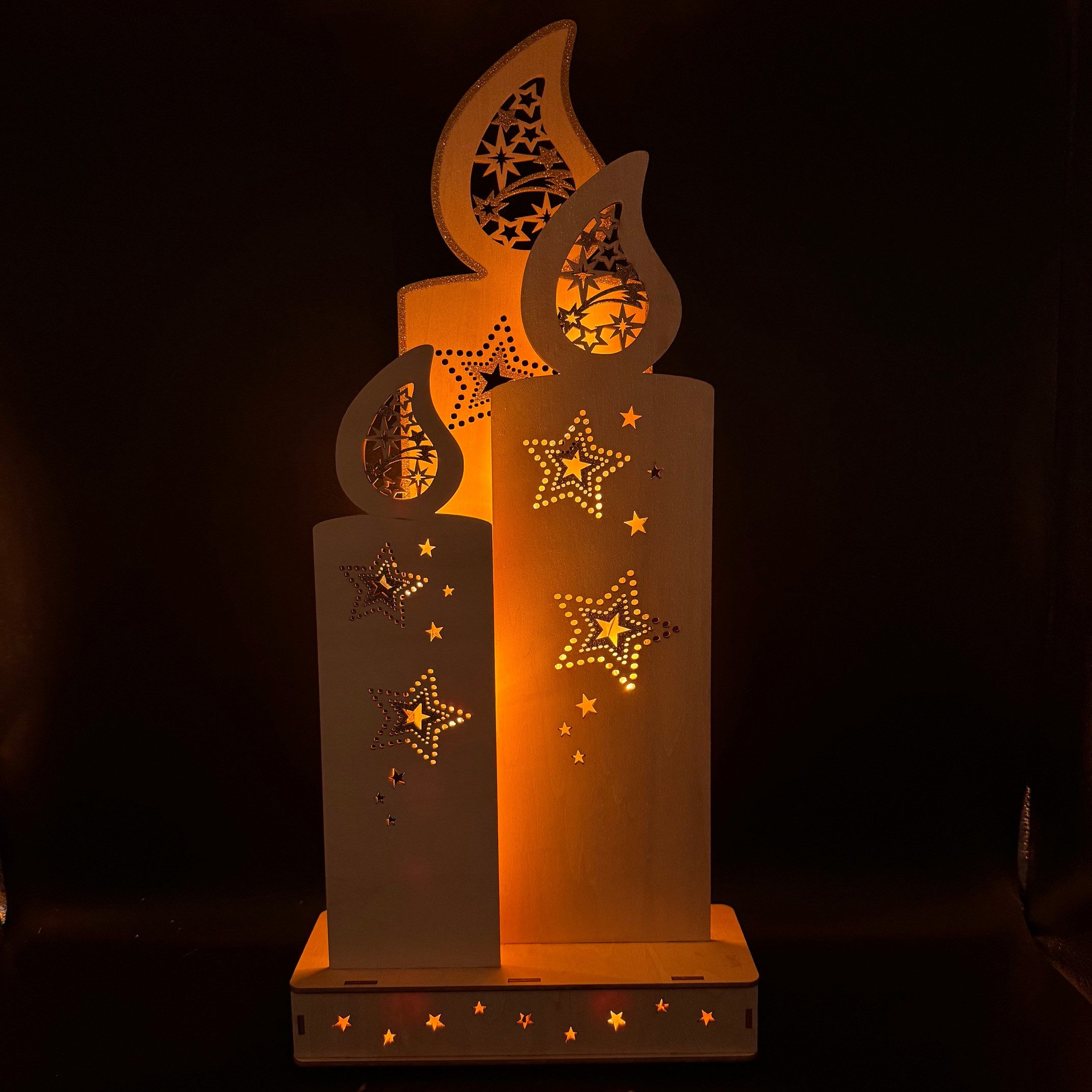 Online-Fuchs LED-Dekofigur 3 große Kerzen aus Holz mit Sternen und Timer- Weihnachtsdeko (mit goldenen Applikationen, 49 cm hoch), praktische 6-Stunden Timerfun – Bild 4 von 4