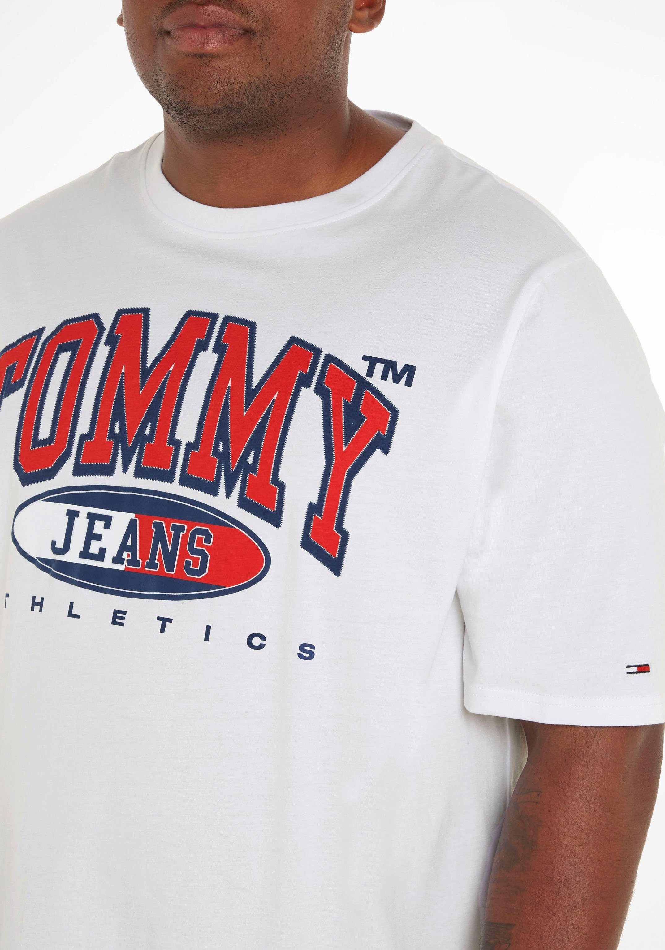 mit Brust Tommy Plus Jeans der Print T-Shirt GRAPHIC TEE PLUS White auf ESSENTIAL TJM