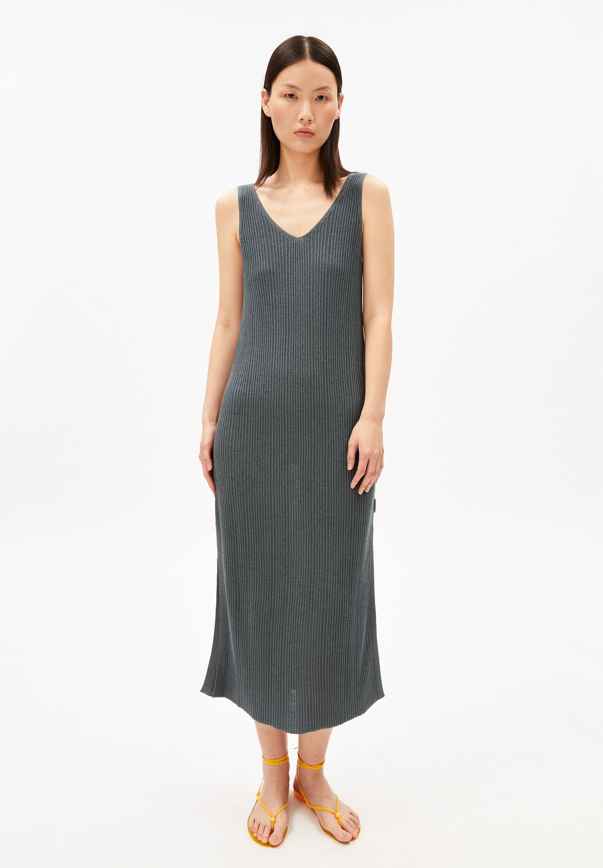 Armedangels Strickkleid LINEN BLEND Strickkleid aus Leinen-Mix V-Ausschnitt