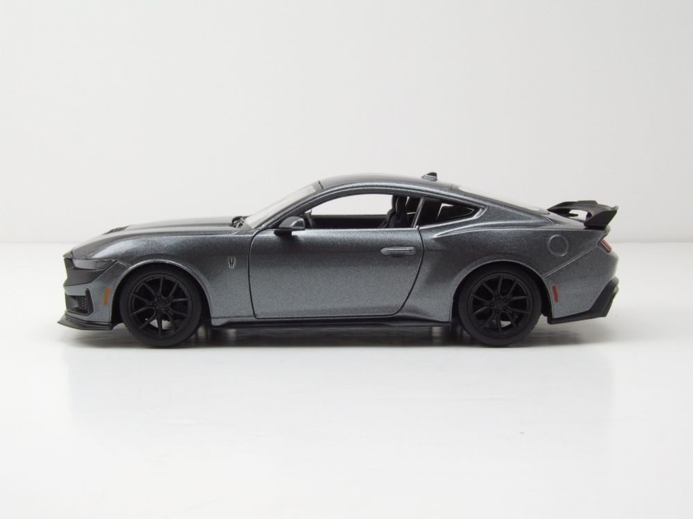 Maisto® Modellauto Ford Mustang Dark Horse 2024 grau metallic, Maßstab 1:24