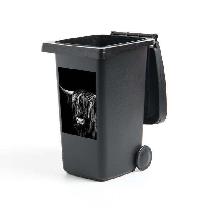 MuchoWow Wandsticker Schottischer Highlander auf schwarzem Hintergrund - schwarz und weiß (1 St) Mülleimer-aufkleber Mülltonne Sticker Container Abfalbehälter