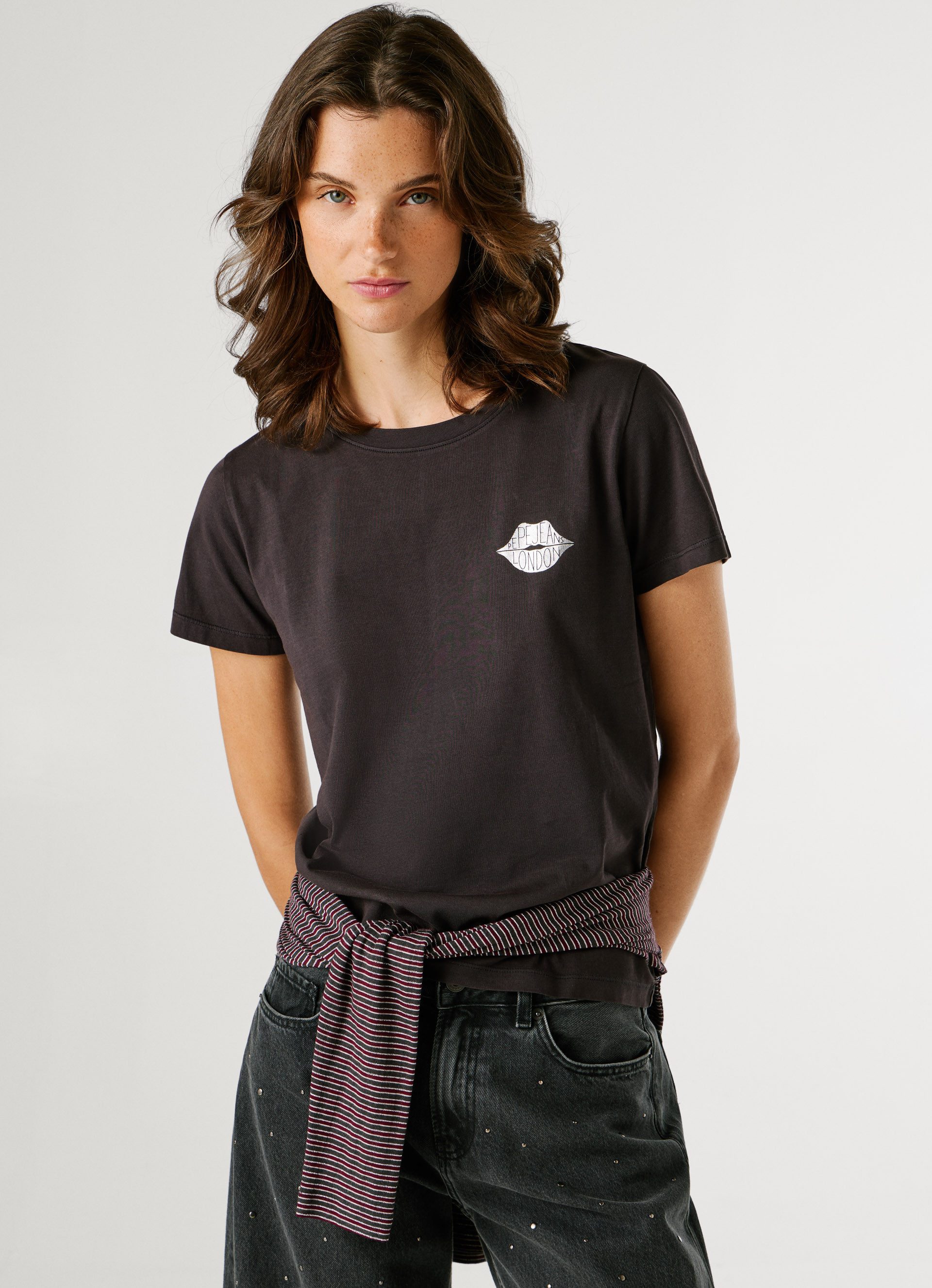 Pepe Jeans T-Shirt BRULE mit Runhals, kleiner Print auf der Brust