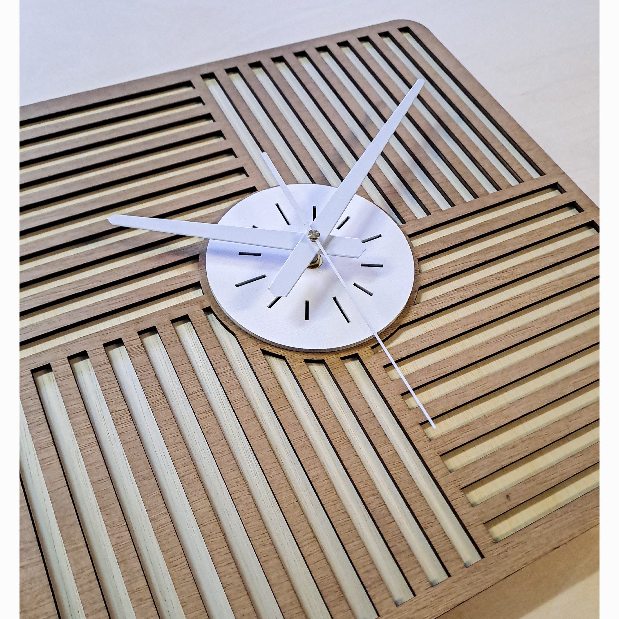 ORNAMENTI Wanduhr Groß, modern, geometrisch, Lamellen, quadratisch, holz, Eichenbeize (Handmade, hingucker, minimalistisch Wanduhr, 3 Grossen, ohne Ticken)