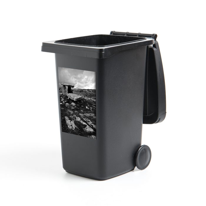 MuchoWow Wandsticker Ein in einer Landschaft versteckter Dolmen - schwarz-weiß (1 St) Mülleimer-aufkleber Mülltonne Sticker Container Abfalbehälter