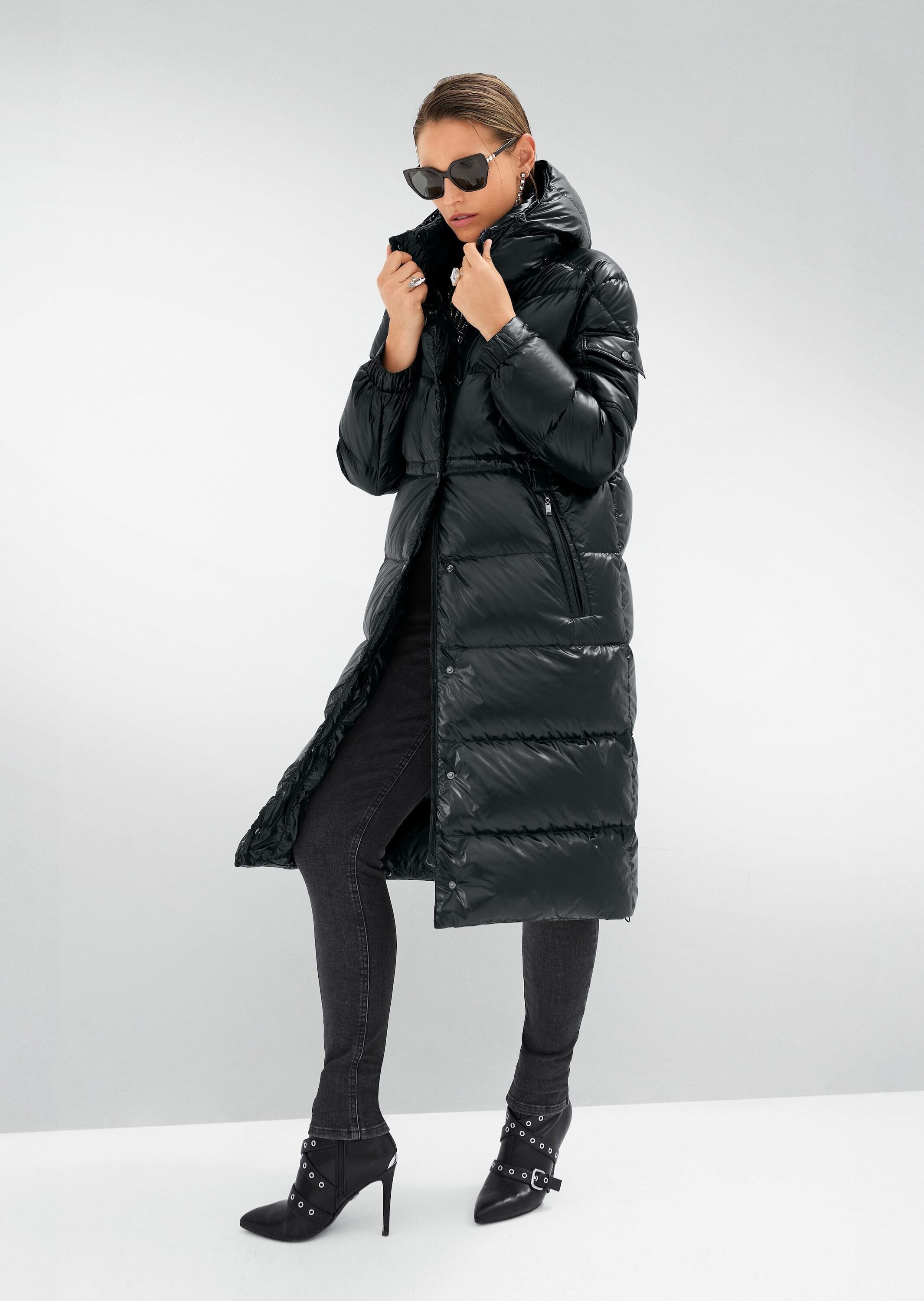 MADELEINE Kurzmantel Eleganter Mantel für kühle Tage Zart glänzender Stepp mit abnehmbarer Kapuze, Langarm