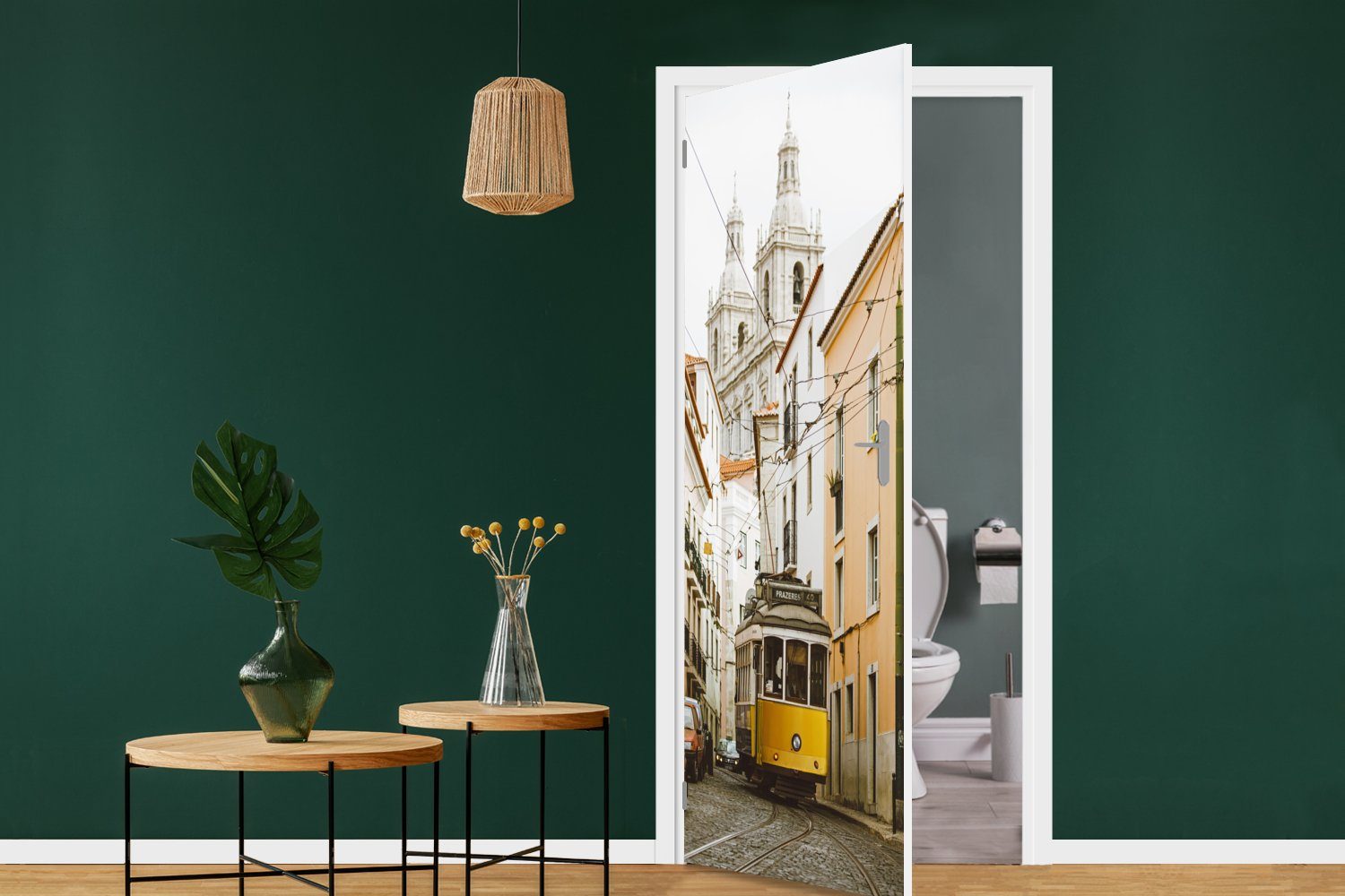 Die Tür, Türtapete Türaufkleber, St), bedruckt, Lissabon, 75x205 fährt gelbe Matt, Straßenbahn cm MuchoWow Fototapete berühmte (1 durch für