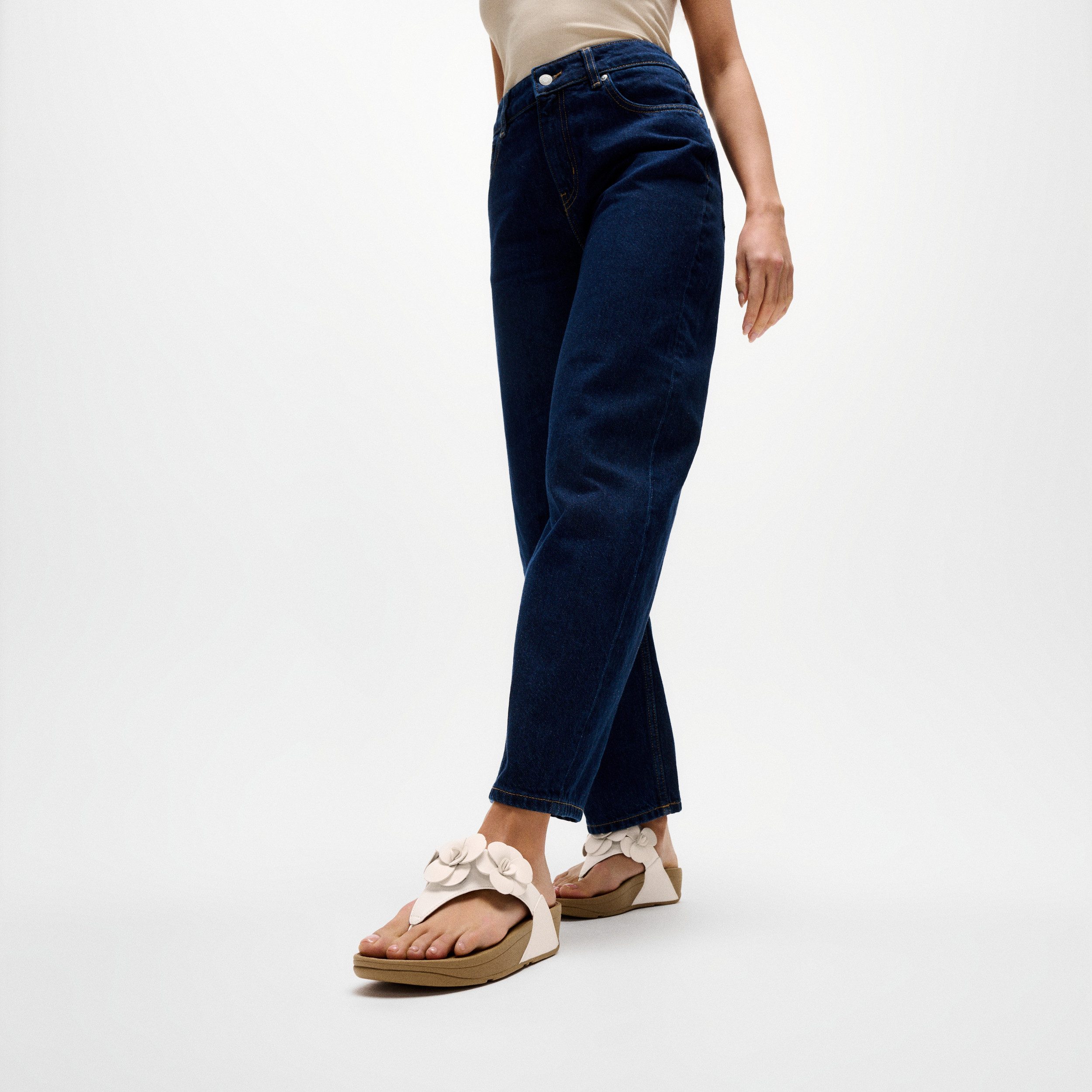 Fitflop LULU FLOWER TOE-POST SANDALS Dianette Keilabsatz, Zehentrenner, Sommerschuh mit modischer Blütenverzierung