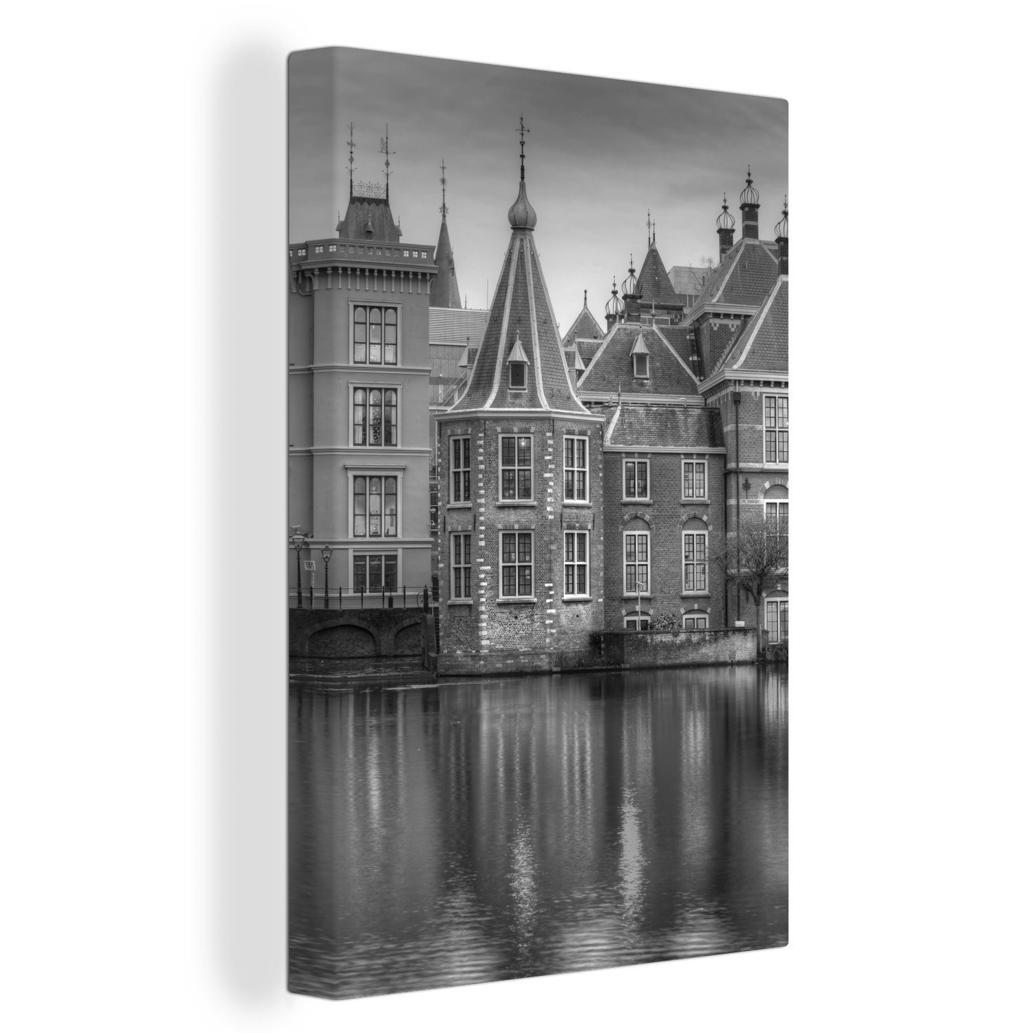 OneMillionCanvasses® Leinwandbild Das niederländische Parlamentsgebäude in Den Haag - schwarz-weiß, (1 St), Leinwandbild fertig bespannt inkl. Zackenaufhänger, Gemälde, 20x30 cm