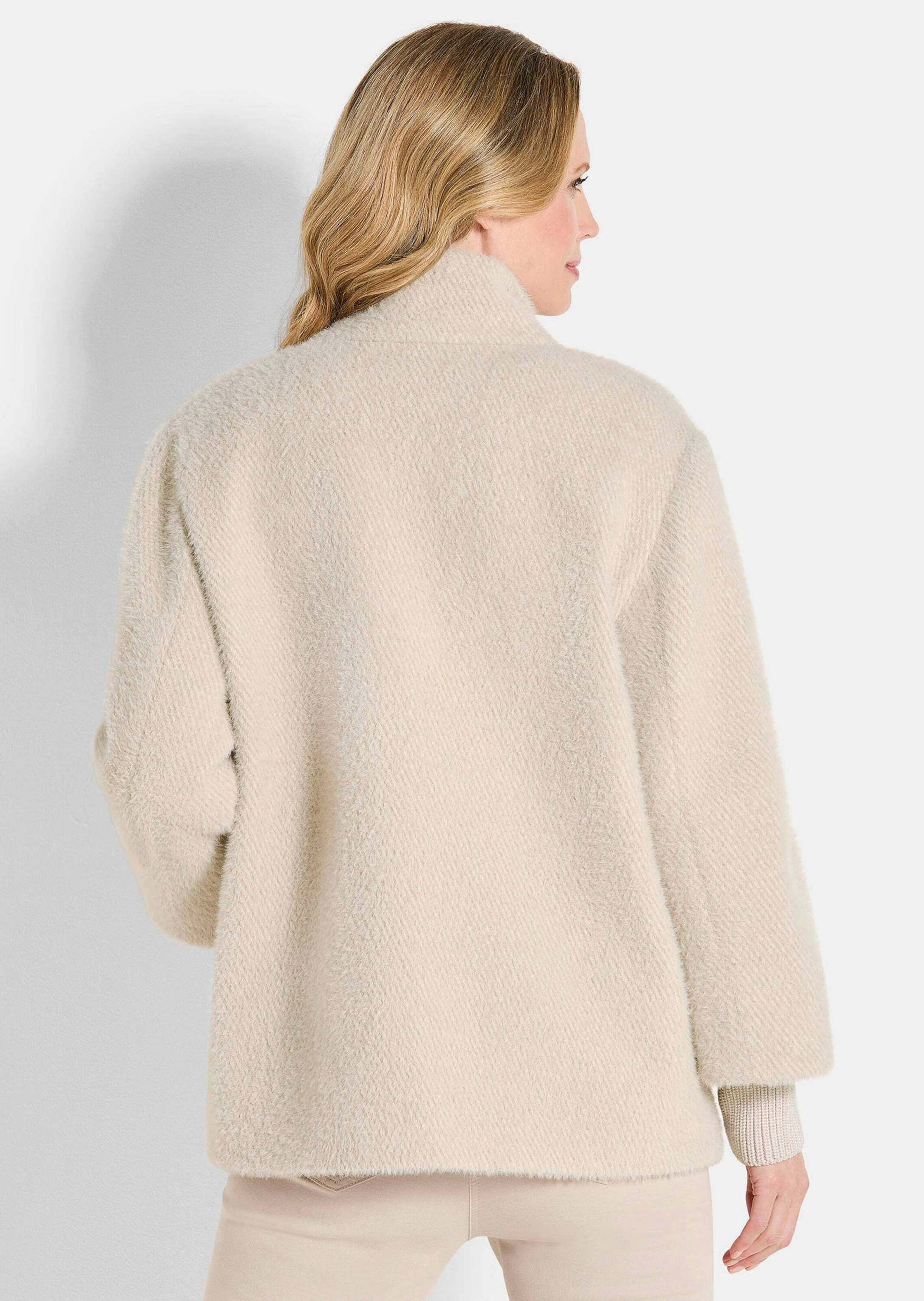 GOLDNER Outdoorjacke Flauschiger Kurzmantel mit Stehkragen Flauschjacke mit aufgesetzten Taschen, Druckknopfleiste und Langarm