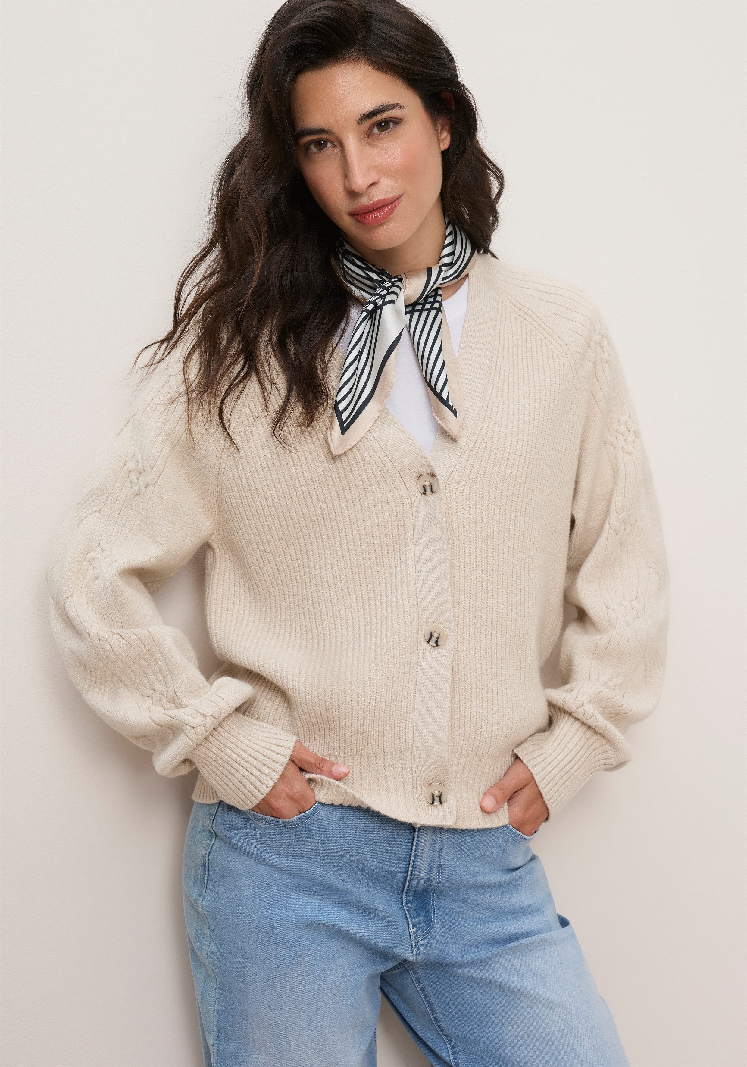 Tamaris Strickjacke mit V-Ausschnitt und Zopfstrickmuster aus weicher Viskosemischung