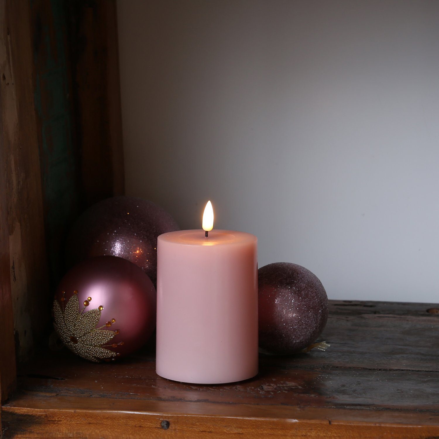 Deluxe Homeart LED-Kerze Mia Deluxe Echtwachs flackernd Wachsspiegel H: 10cm D: 7,5cm rosa, LED Classic, warmweiß (2100K bis 3000K)