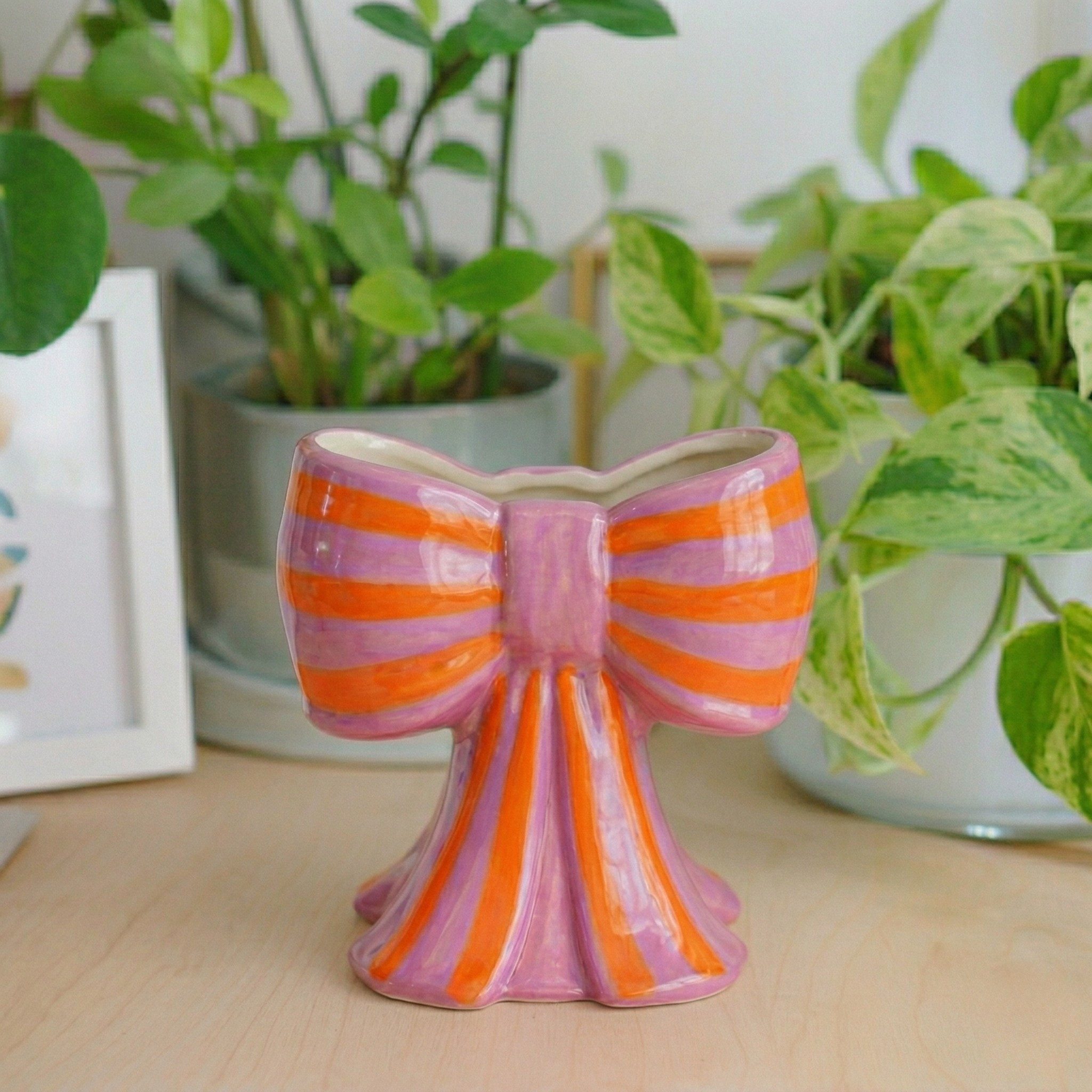 matches21 HOME & HOBBY Dekovase Blumenvase Schleife aus Keramik Gestreift, Dekovase in Lila Orange (1 St), Tulpenvase im Dopamin Stil 15 cm