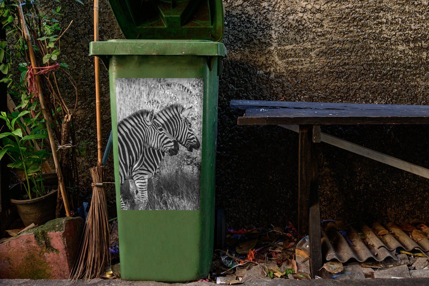 Abfalbehälter Zebras Sticker, Container, grasende St), MuchoWow (1 Mülleimer-aufkleber, Wandsticker Mülltonne, Drei