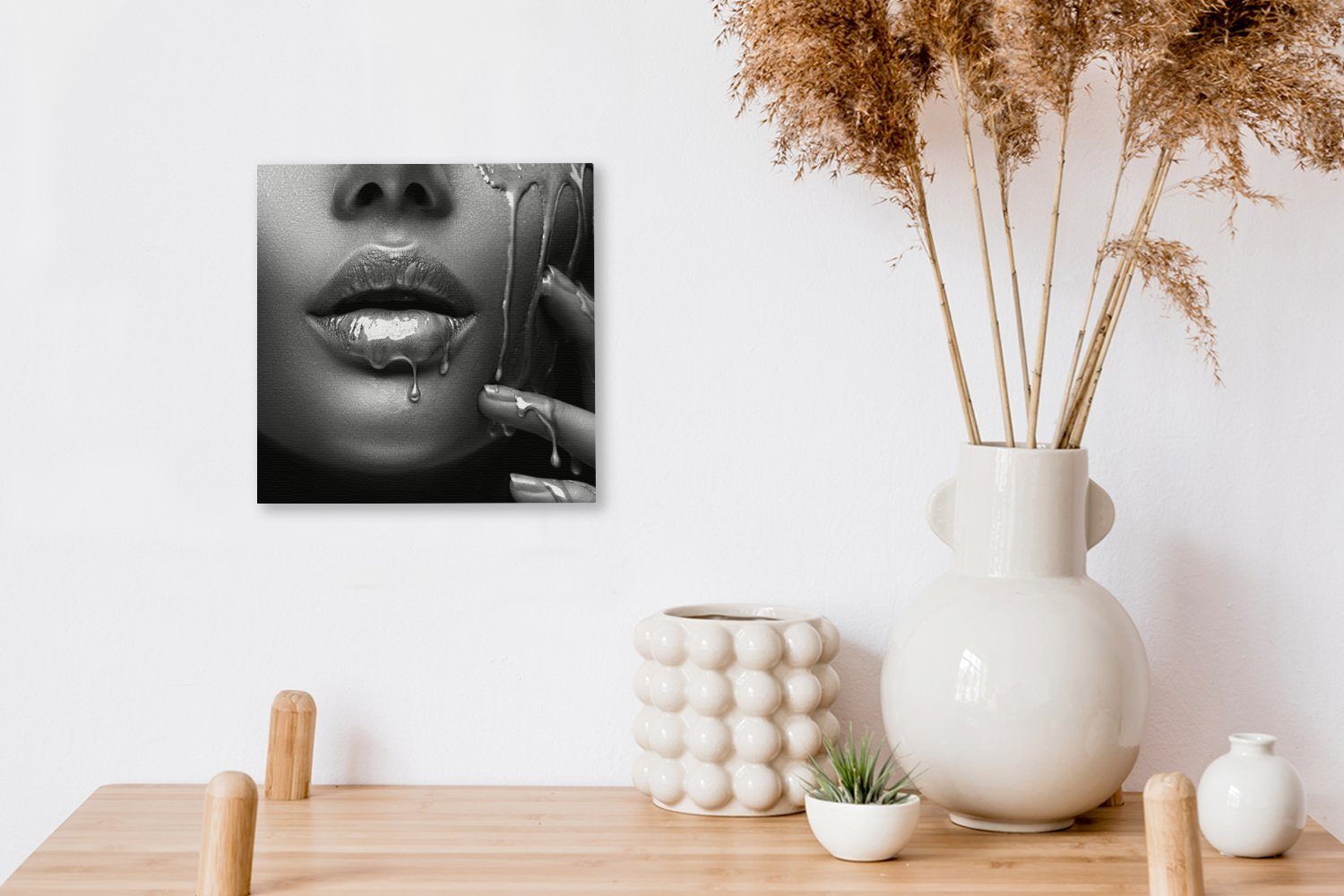 Schlafzimmer Frau und Bilder Leinwand Schwarz - OneMillionCanvasses® - Wohnzimmer Gold Farbe für (1 Weiß, - St), Leinwandbild