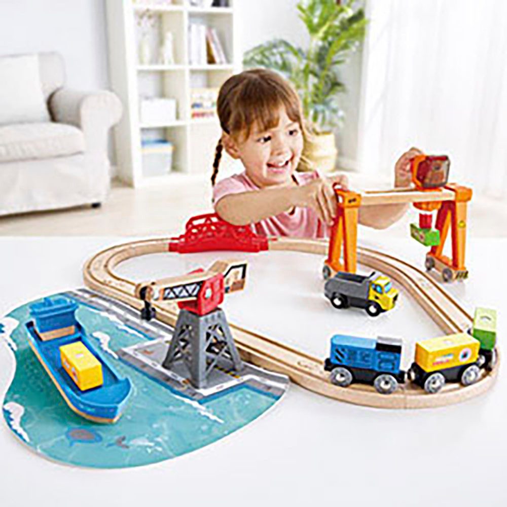 Hape Spielzeug-Eisenbahn Abladen und Aufladen im Hafen, (Set)